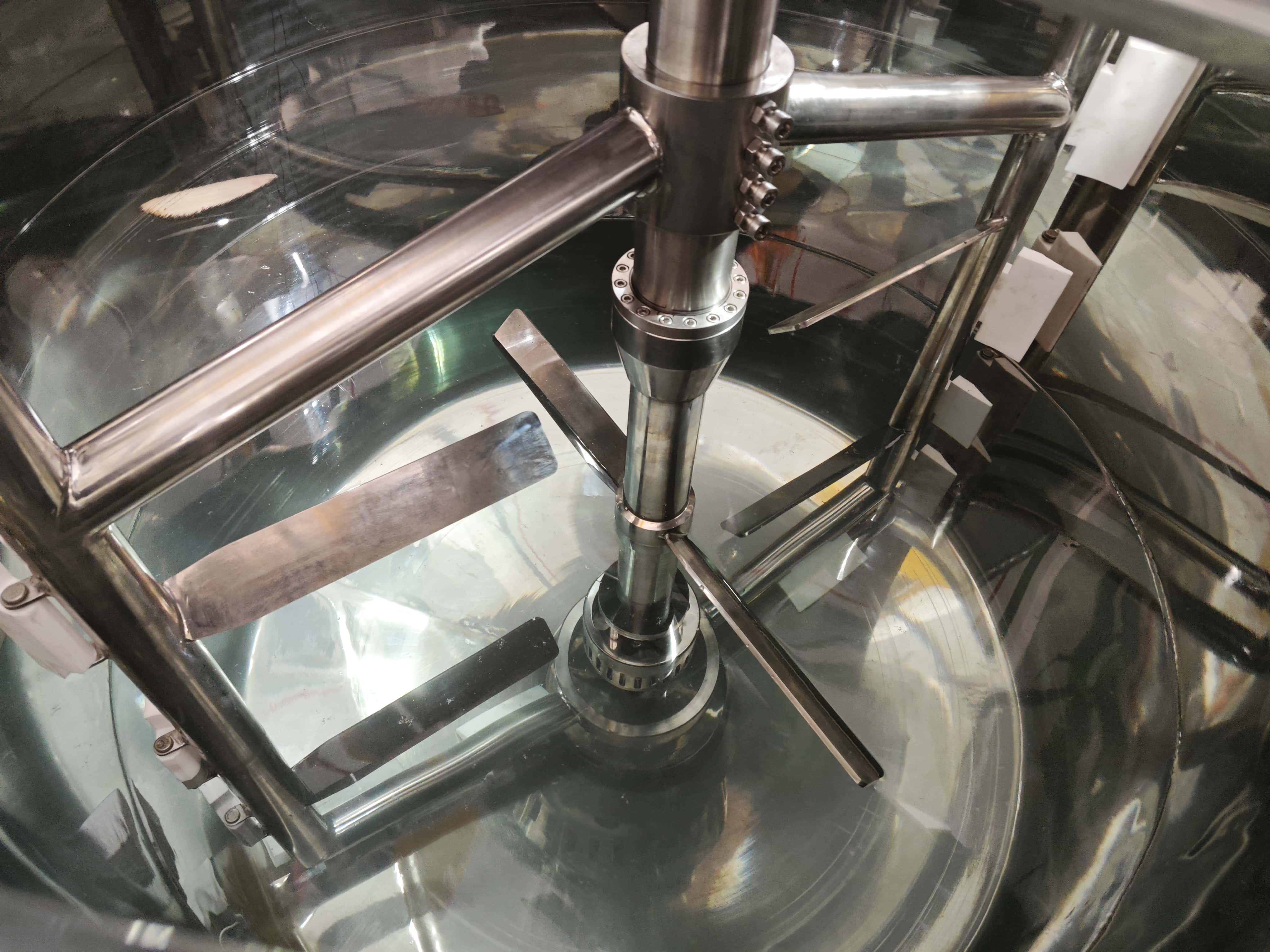 Coaxial Wall-Scraping Emulsifying Tank