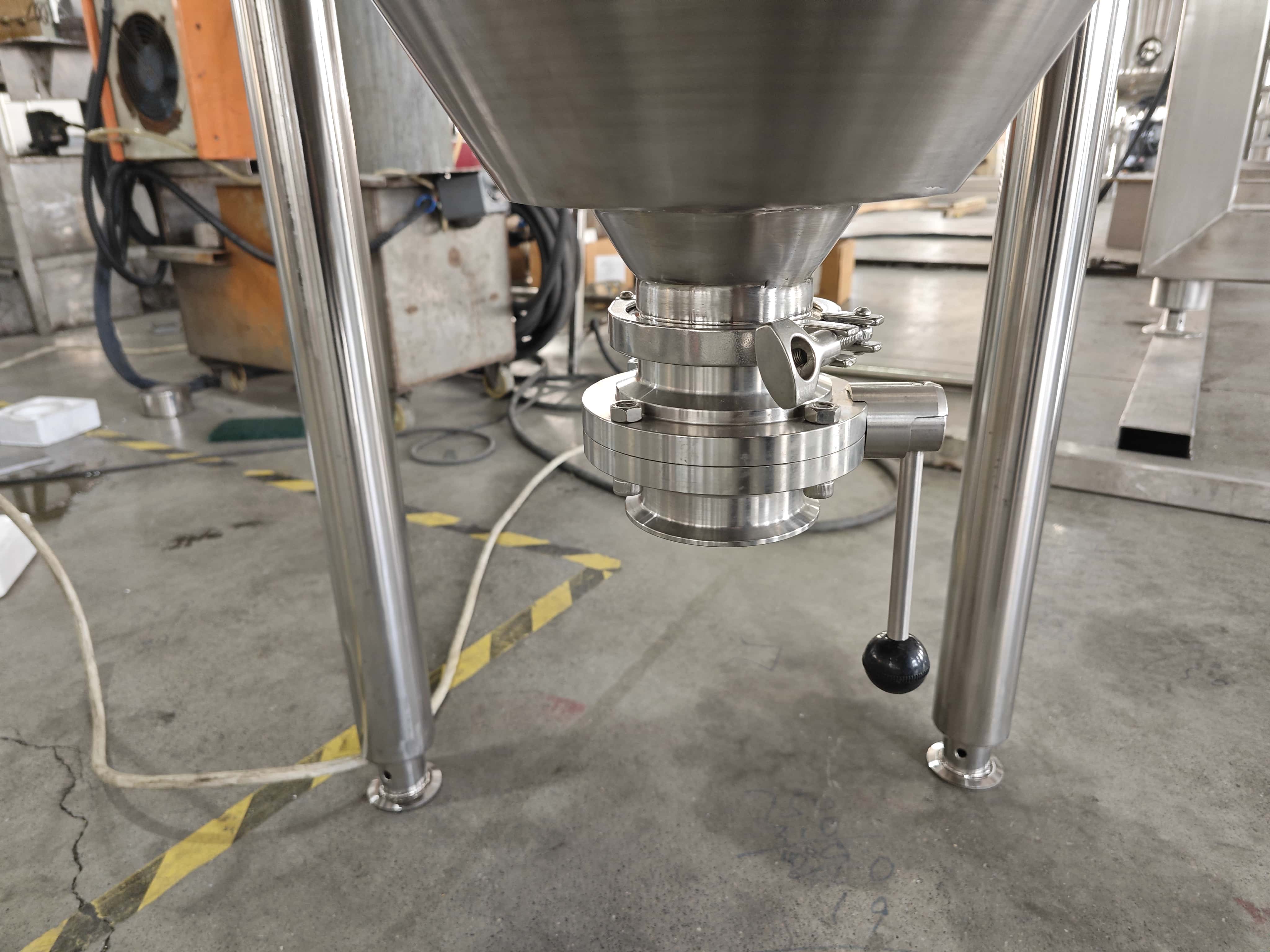 Conical-bottom, Flat-lid Mixing Tank