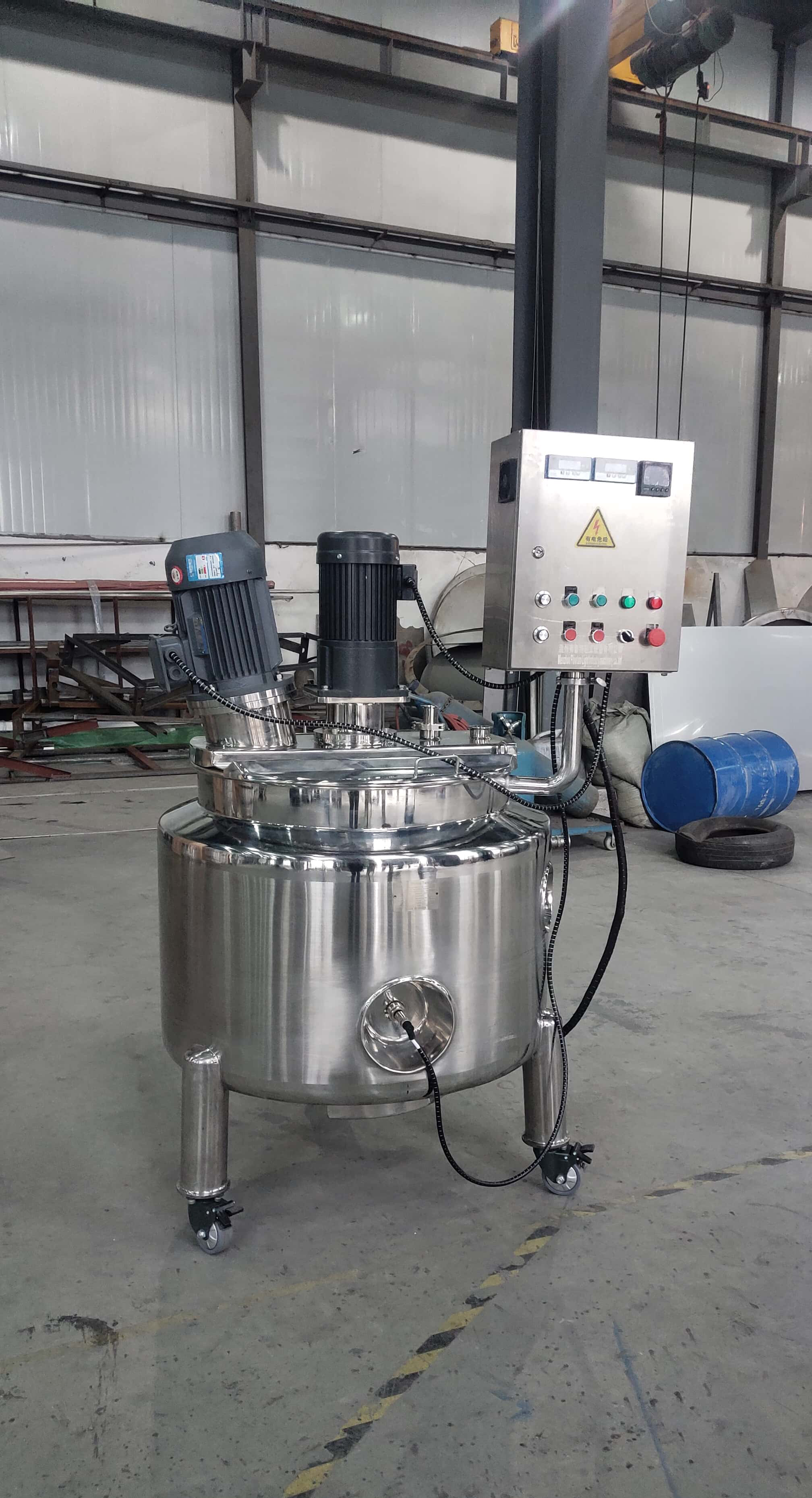 Emulsifying Tank With Wall-scraping Agitator