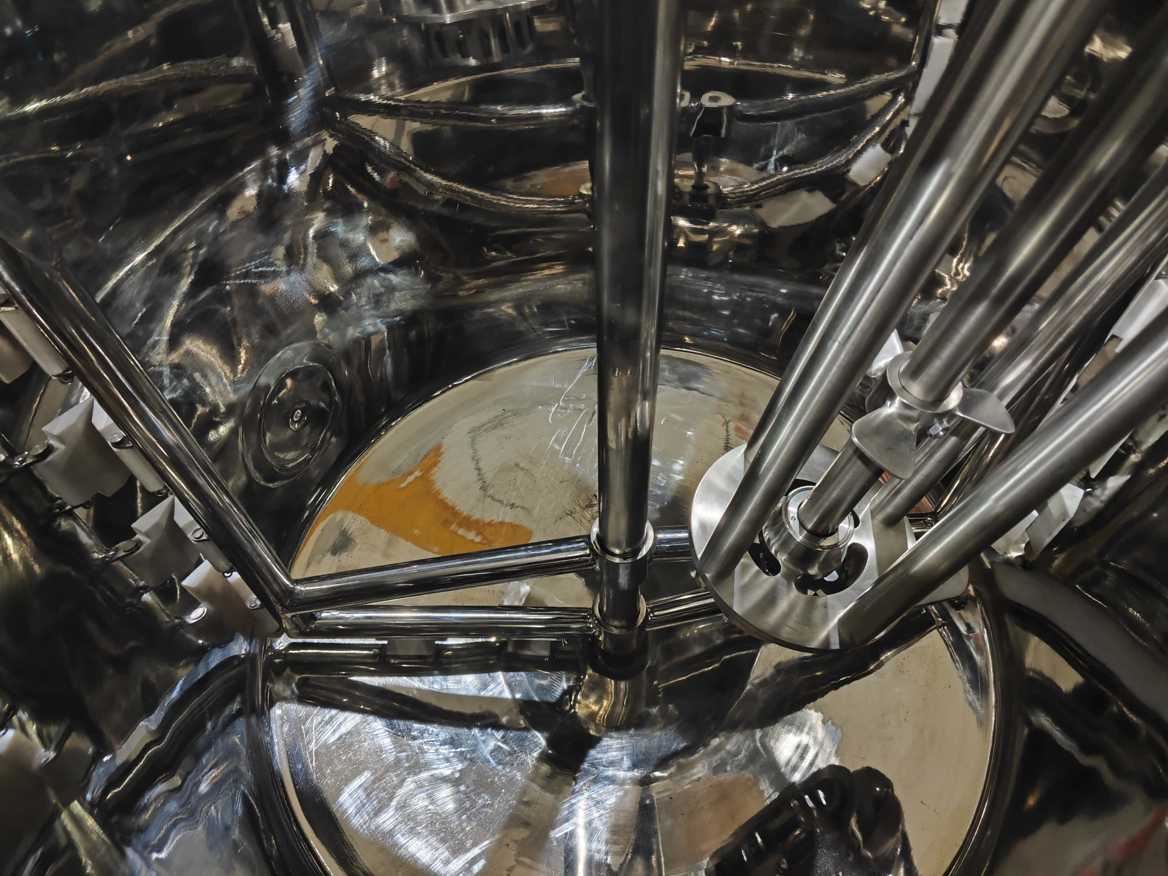 Emulsifying Tank With Wall-scraping Agitator