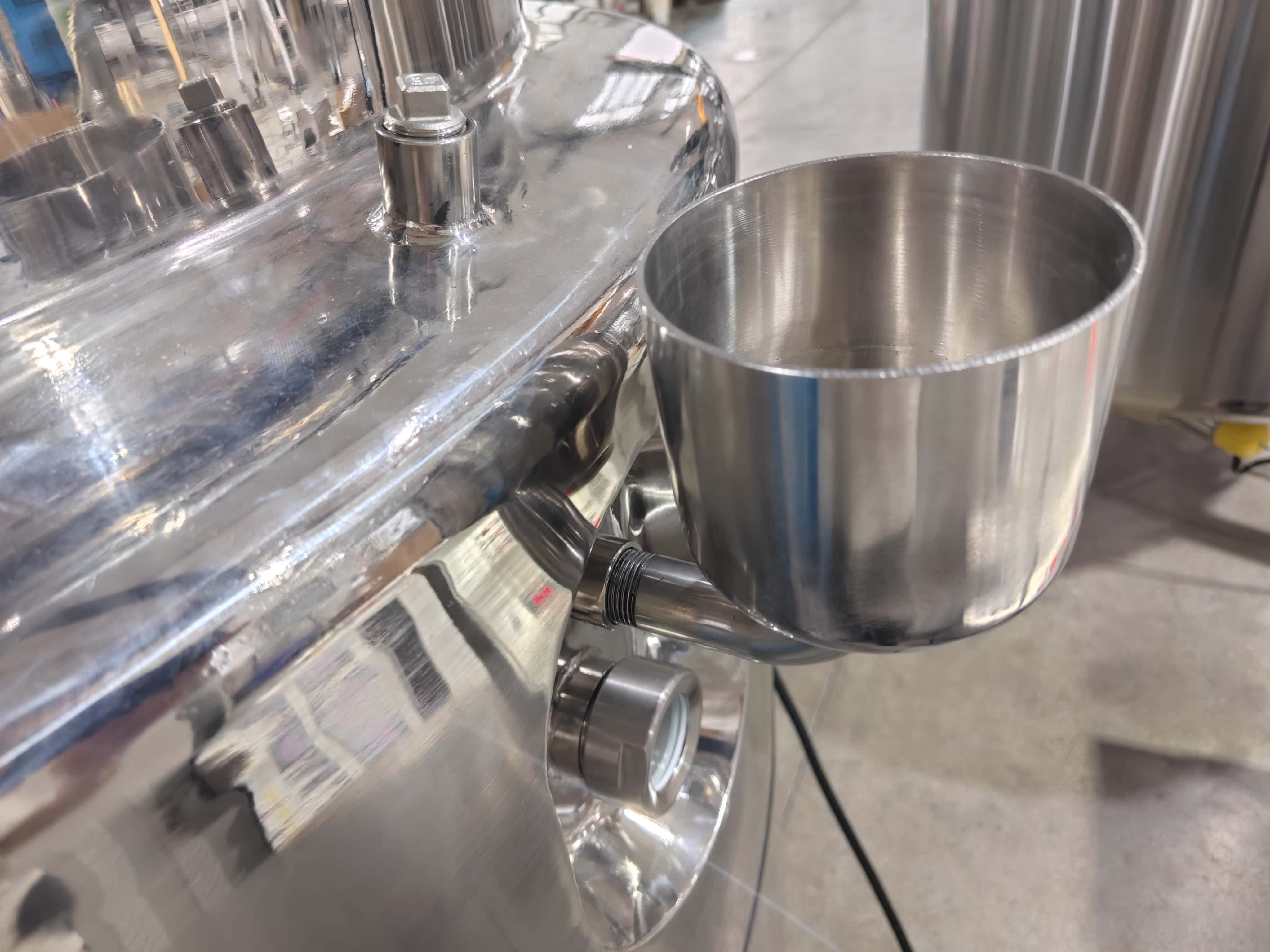 Emulsifying Tank With Wall-scraping Agitator