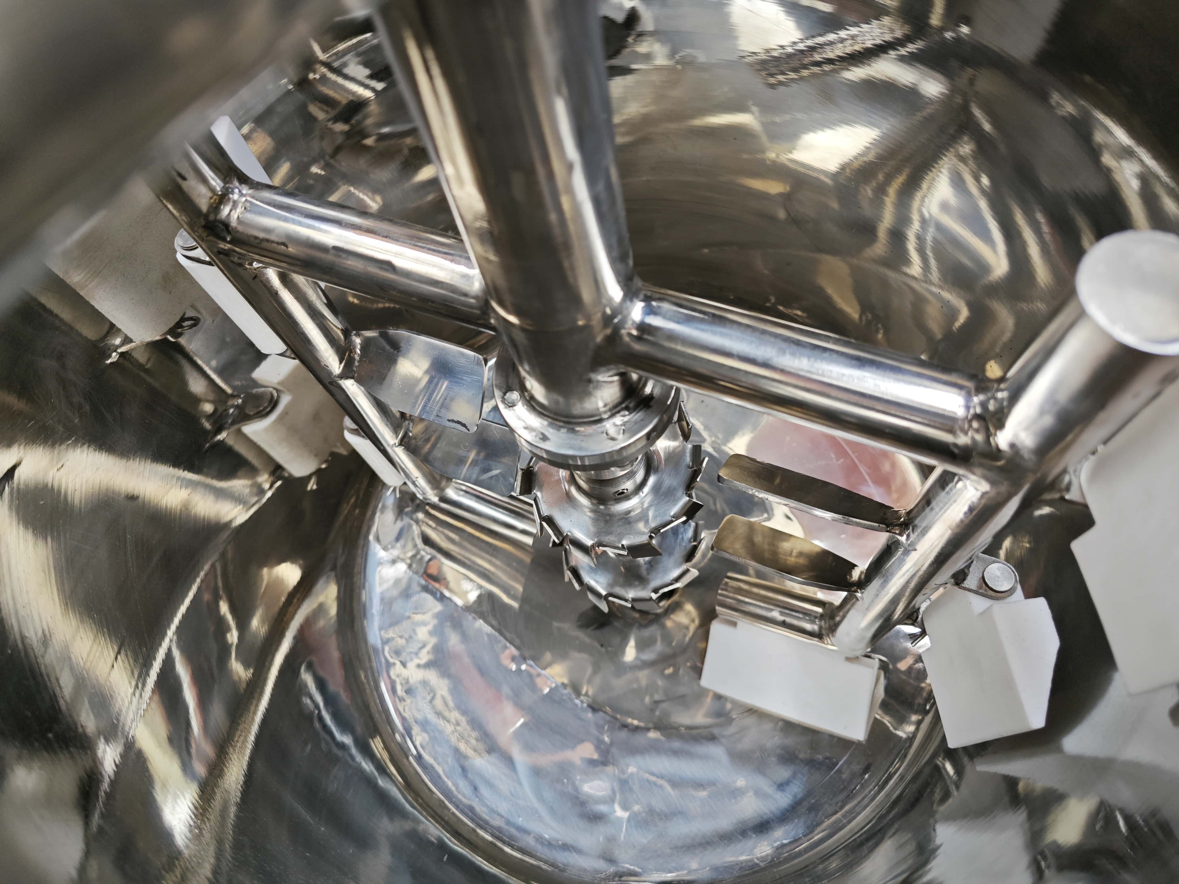 Geared Wall-Scraping Mixing Tank