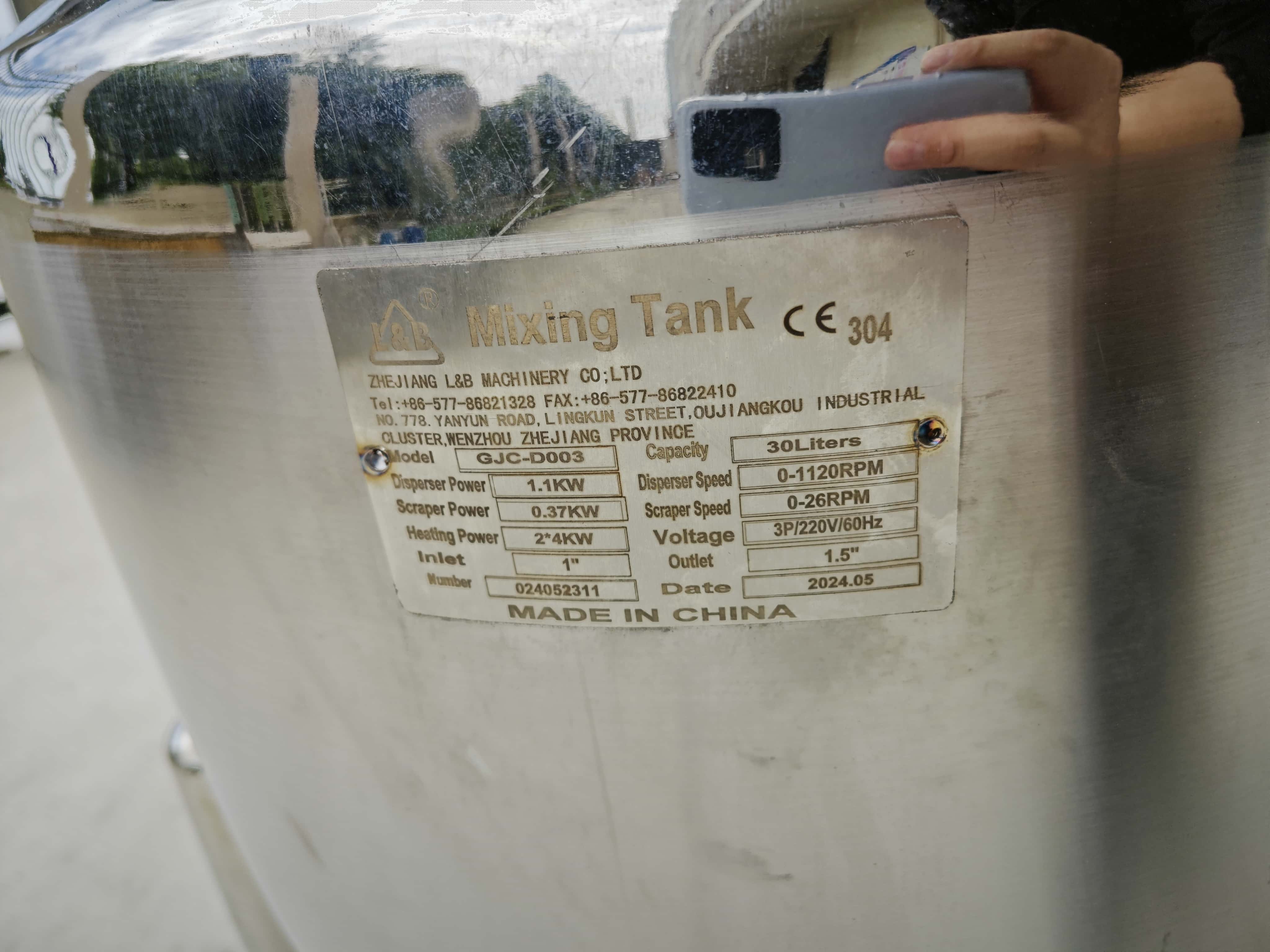 Geared Wall-Scraping Mixing Tank
