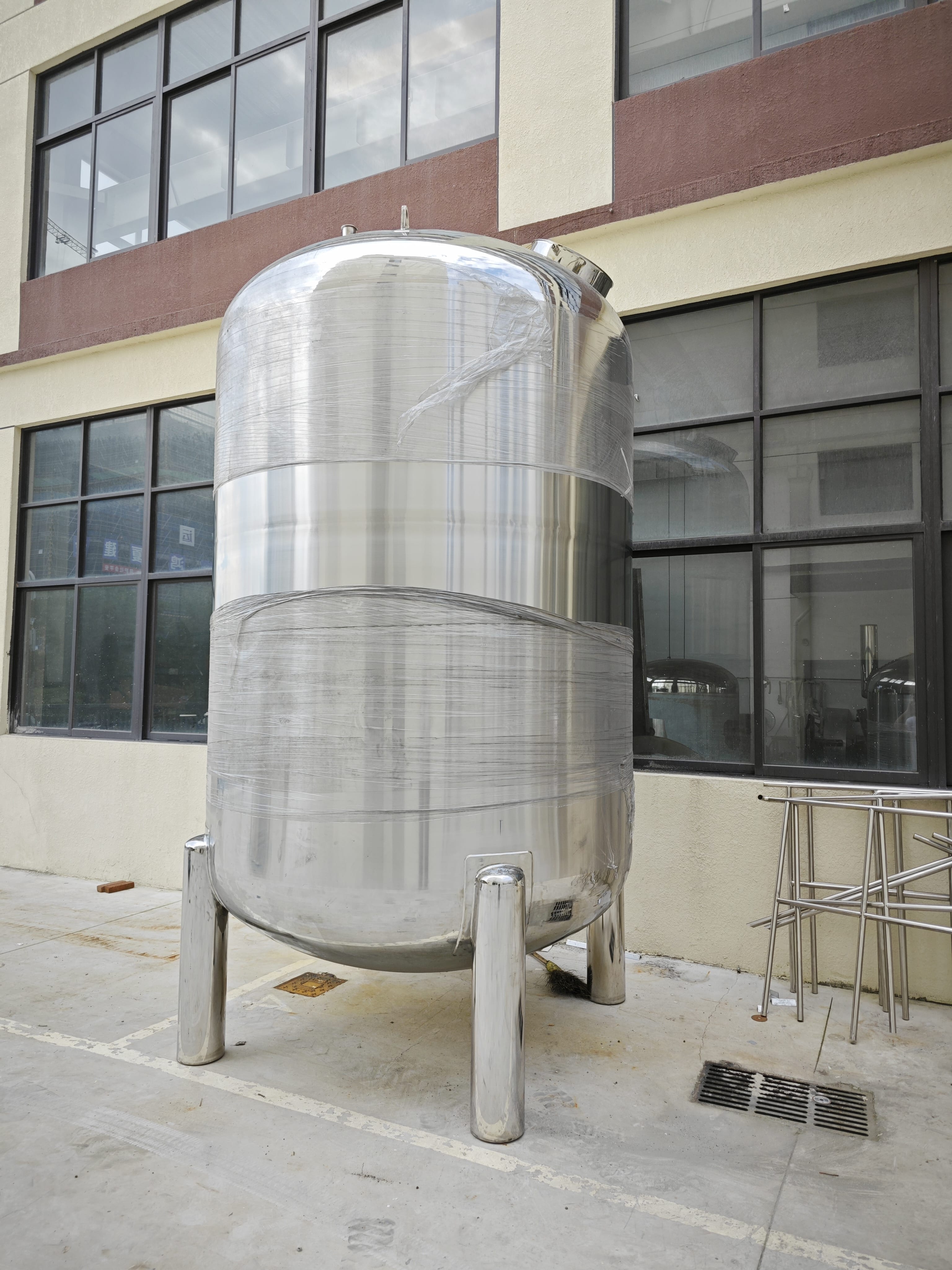 Large Vertical Stainless Steel Storage Tank