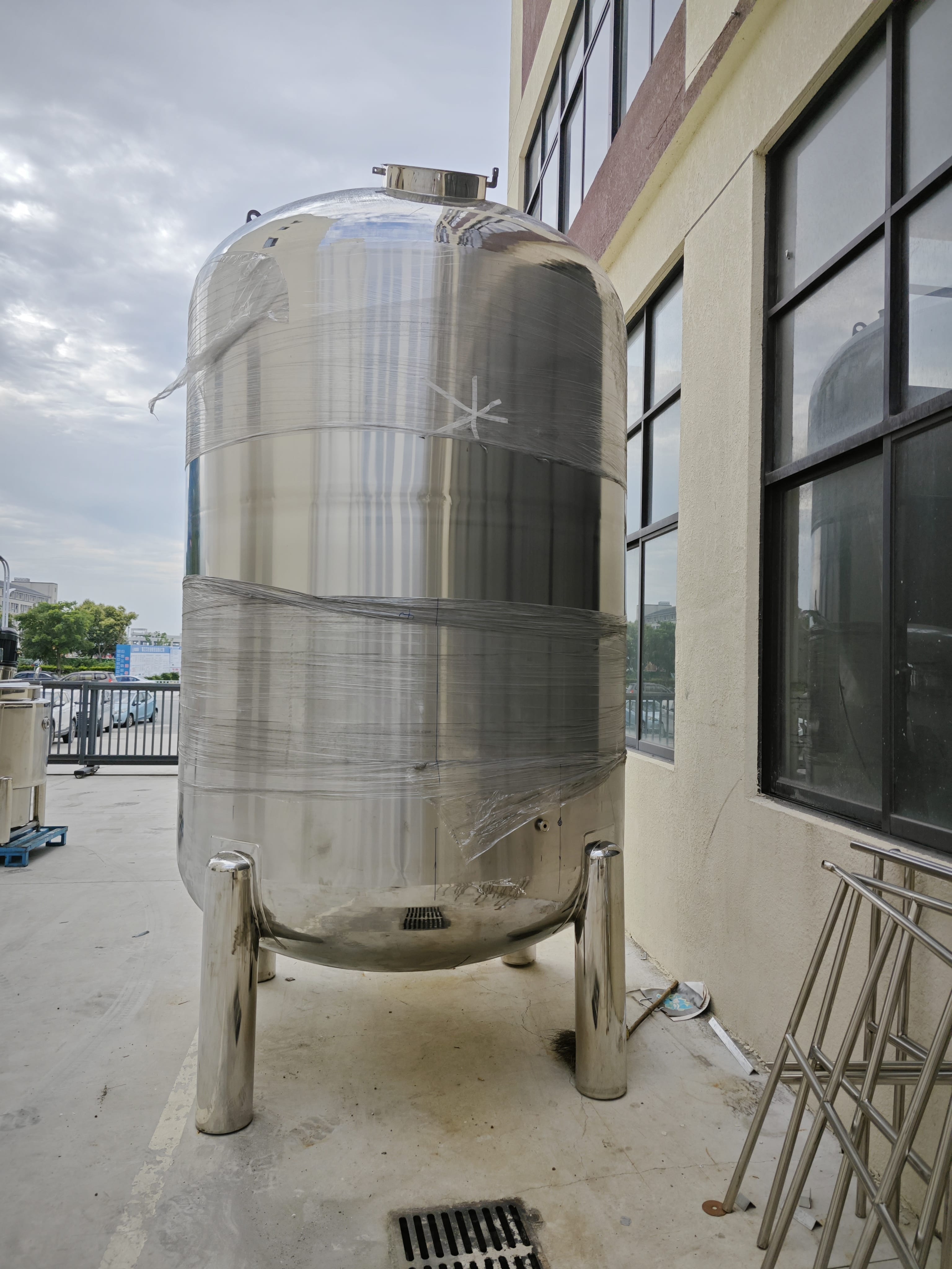 Large Vertical Stainless Steel Storage Tank