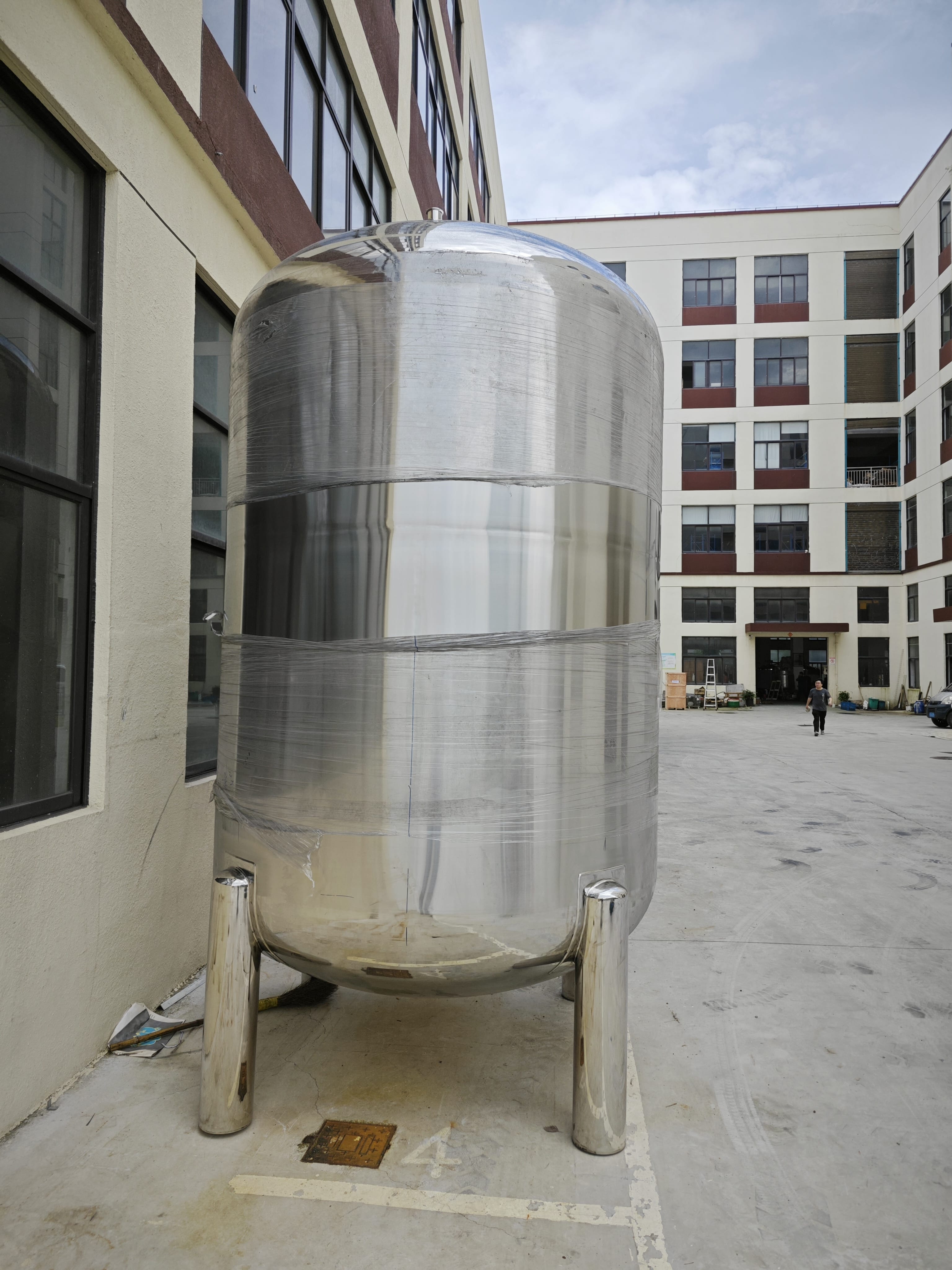 Large Vertical Stainless Steel Storage Tank