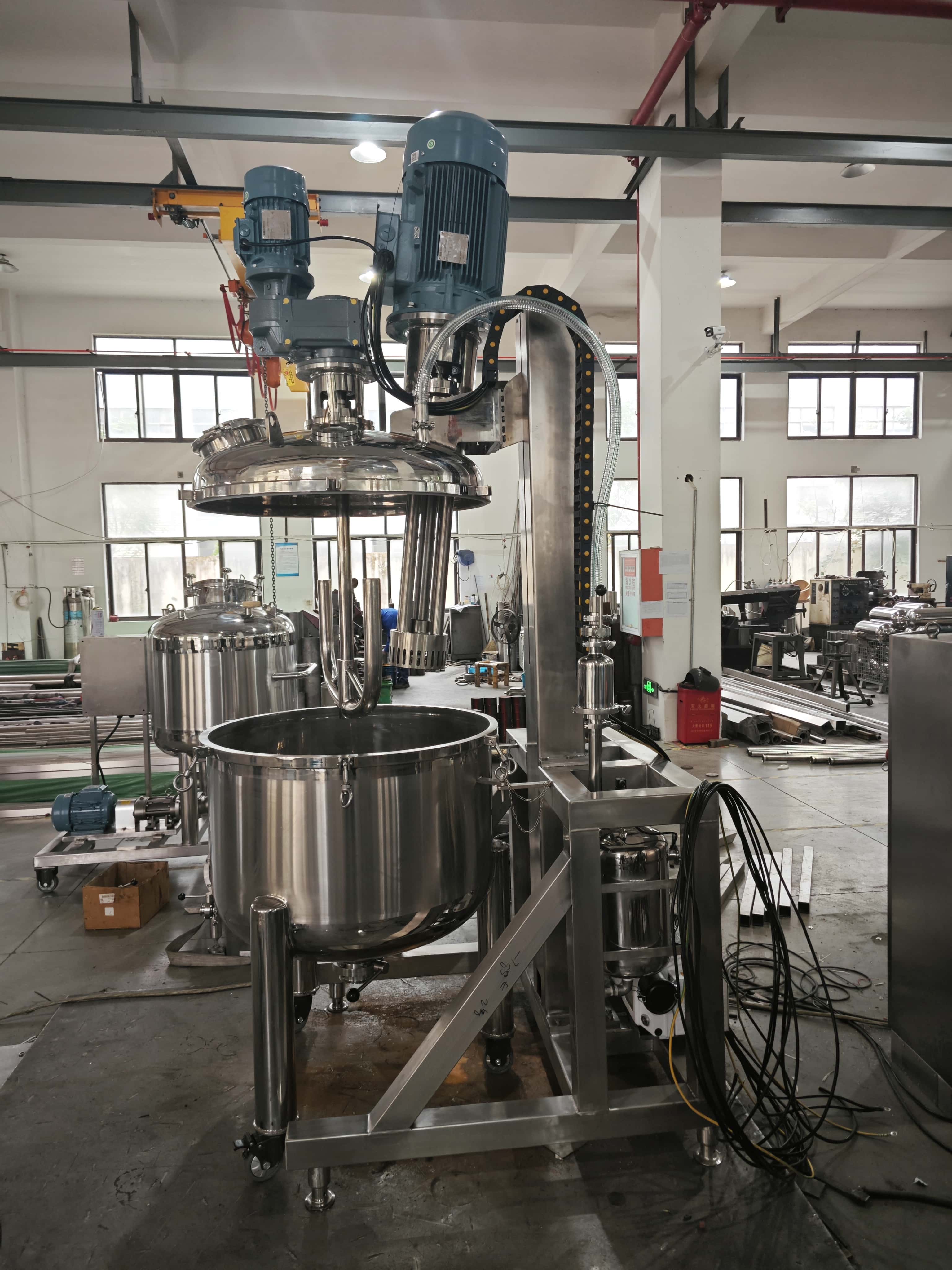 Lift-Type Emulsifying and Mixing Tank