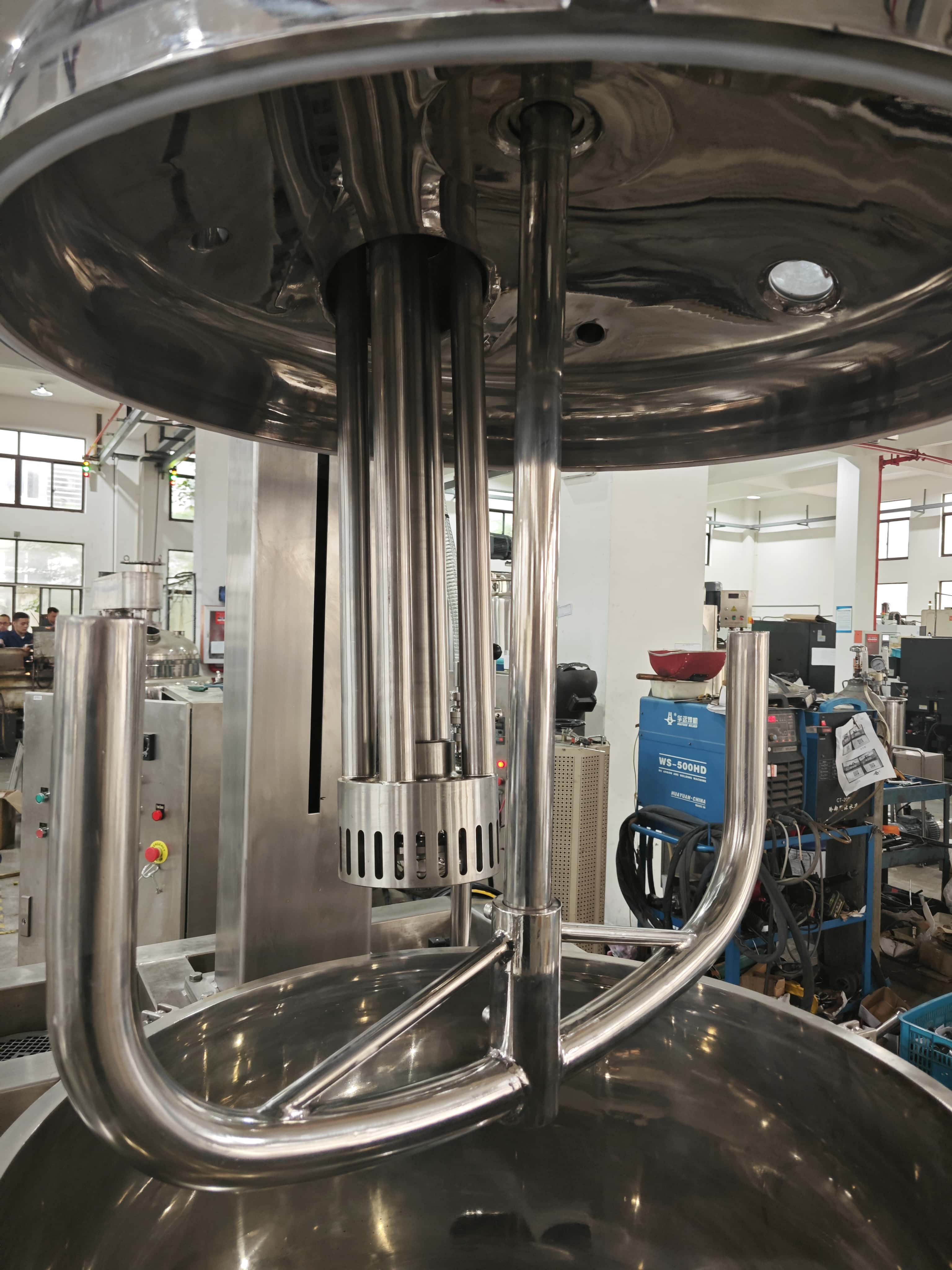 Lift-Type Emulsifying and Mixing Tank