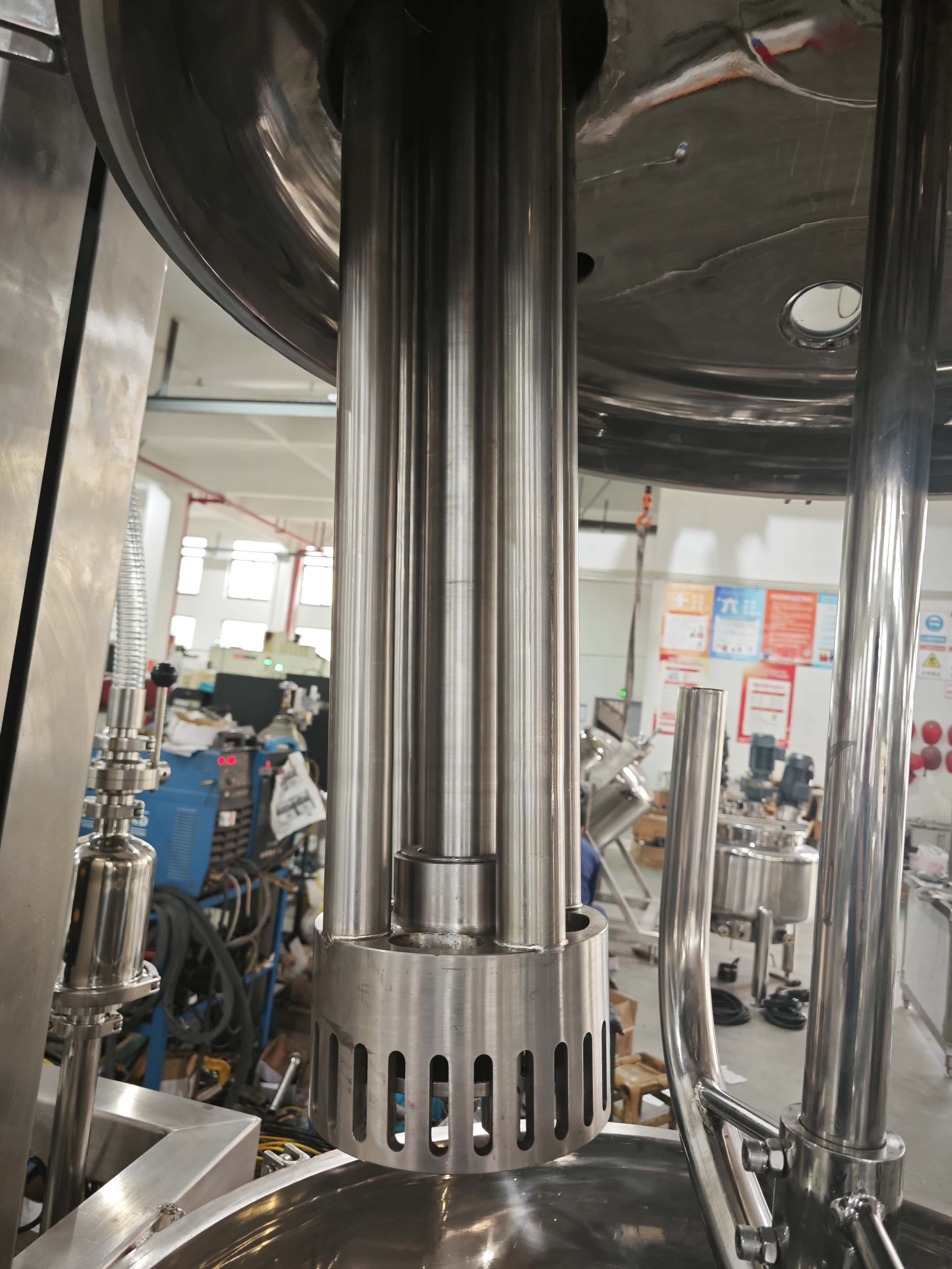 Lift-Type Emulsifying and Mixing Tank