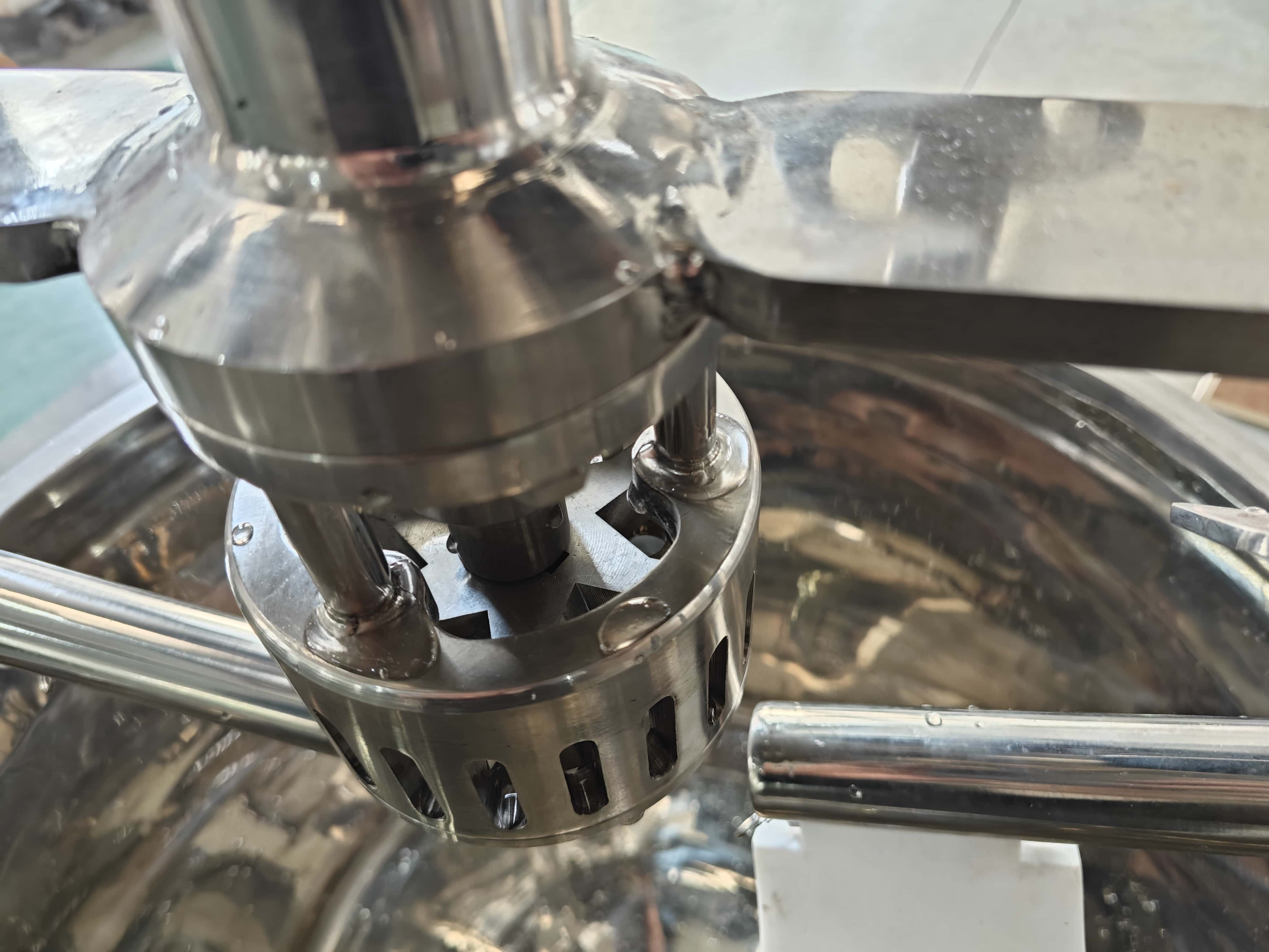 Lift-Type Emulsifying and Wall-Scraping Unit