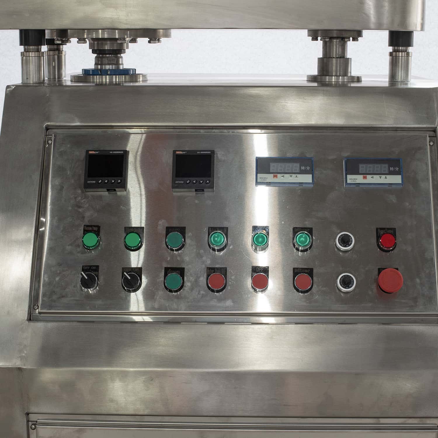Lift-Type Tiltable Wall-Scraping Emulsifying Tank