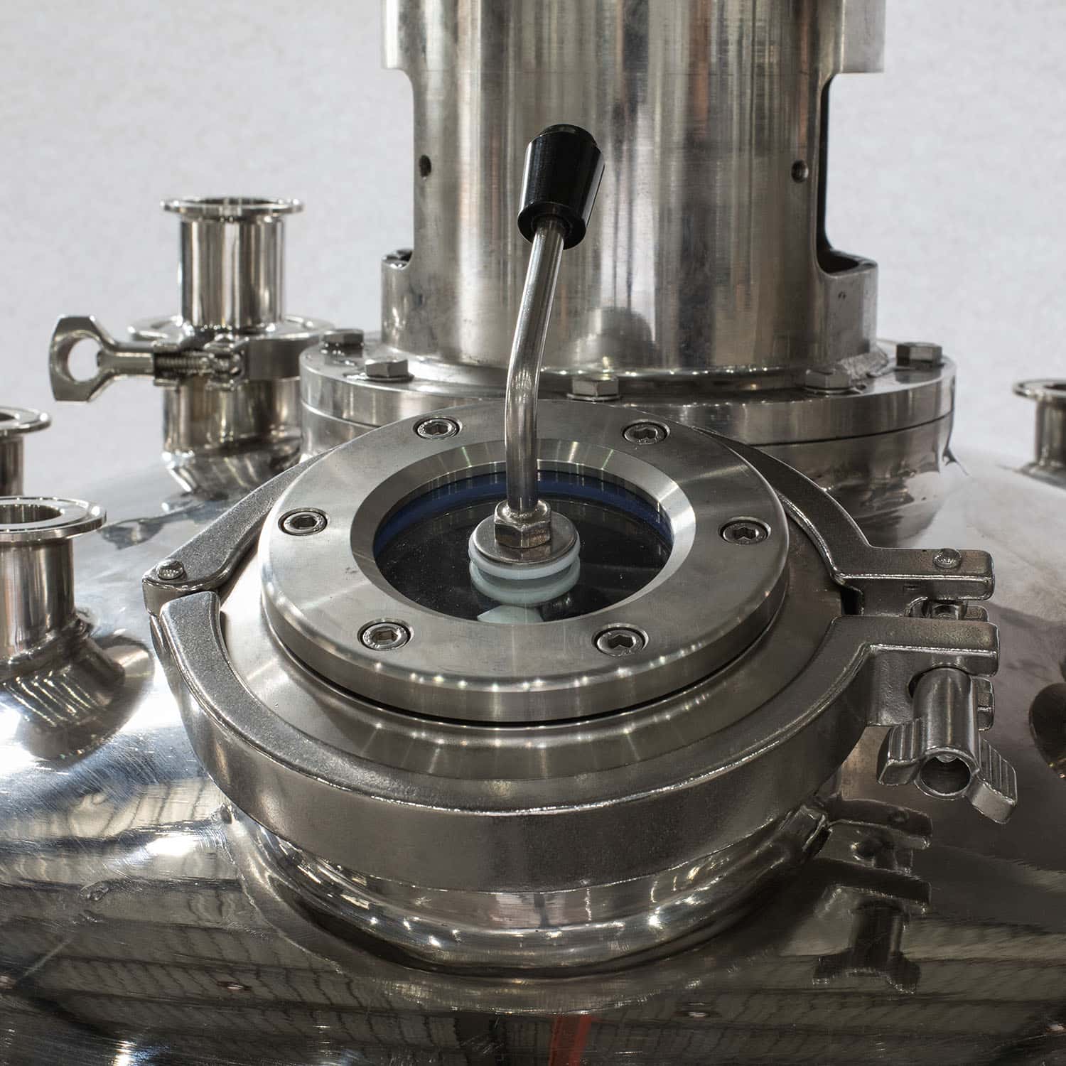 Lift-Type Tiltable Wall-Scraping Emulsifying Tank