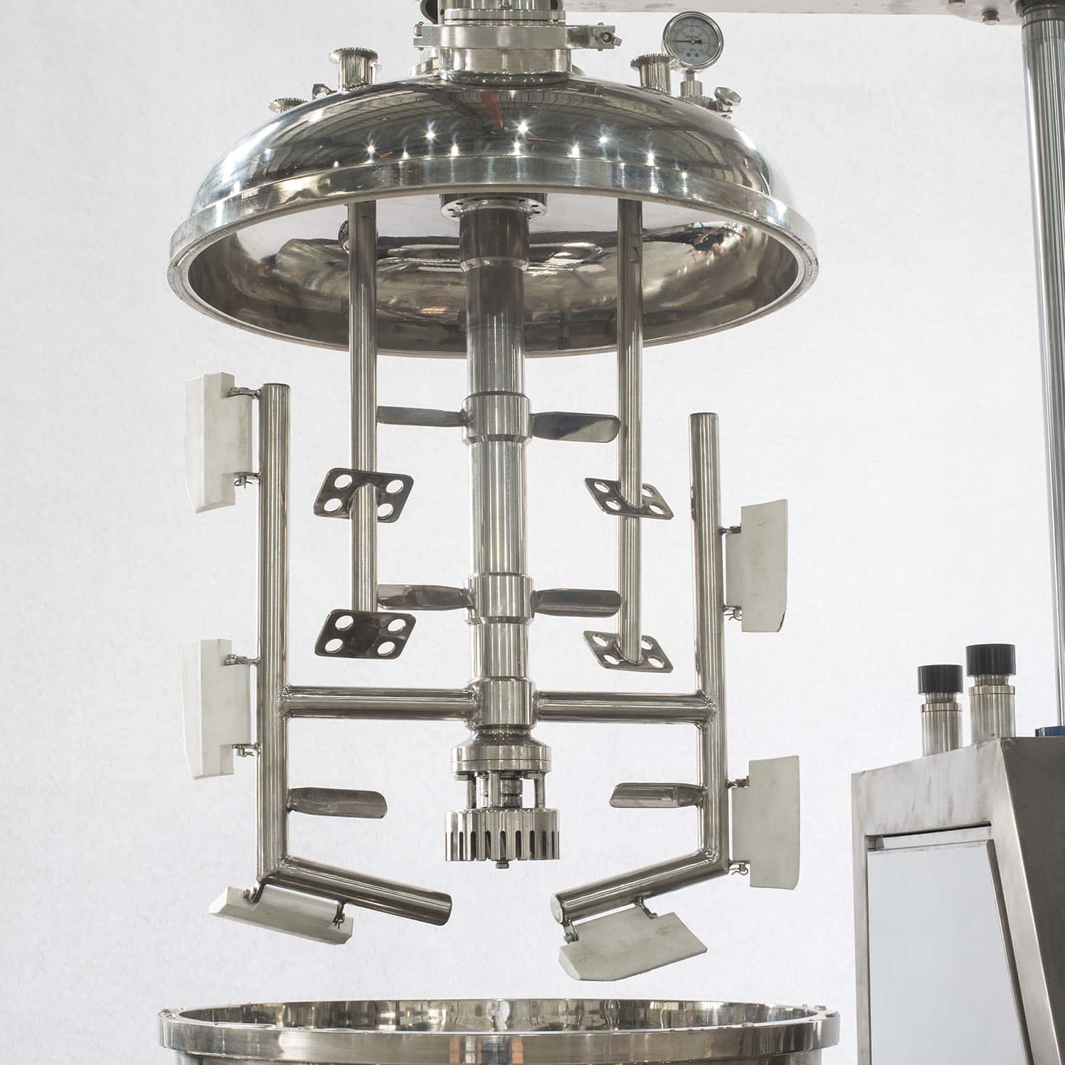 Lift-Type Tiltable Wall-Scraping Emulsifying Tank