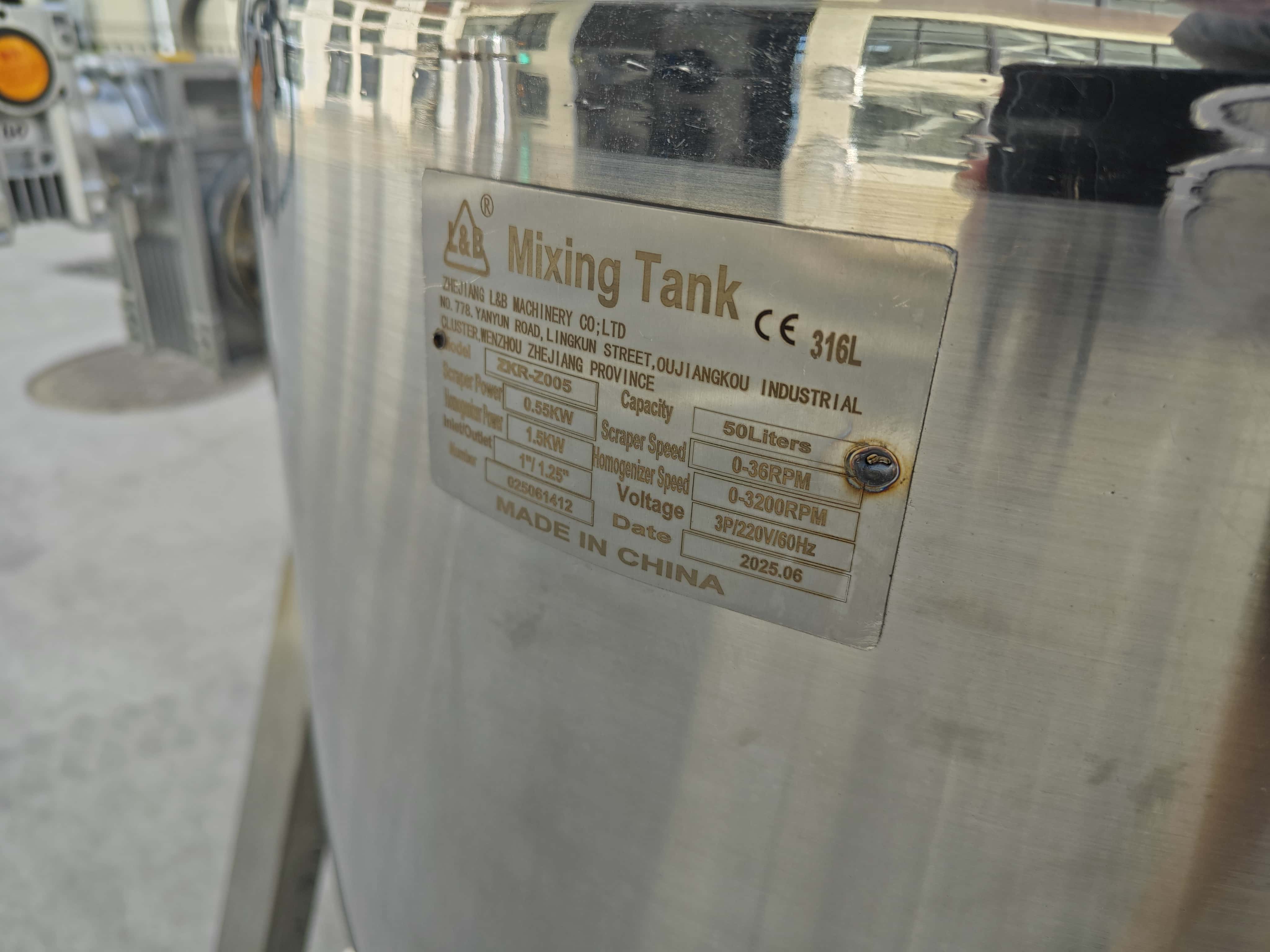 Lift-Type Vacuum Emulsifying Tank