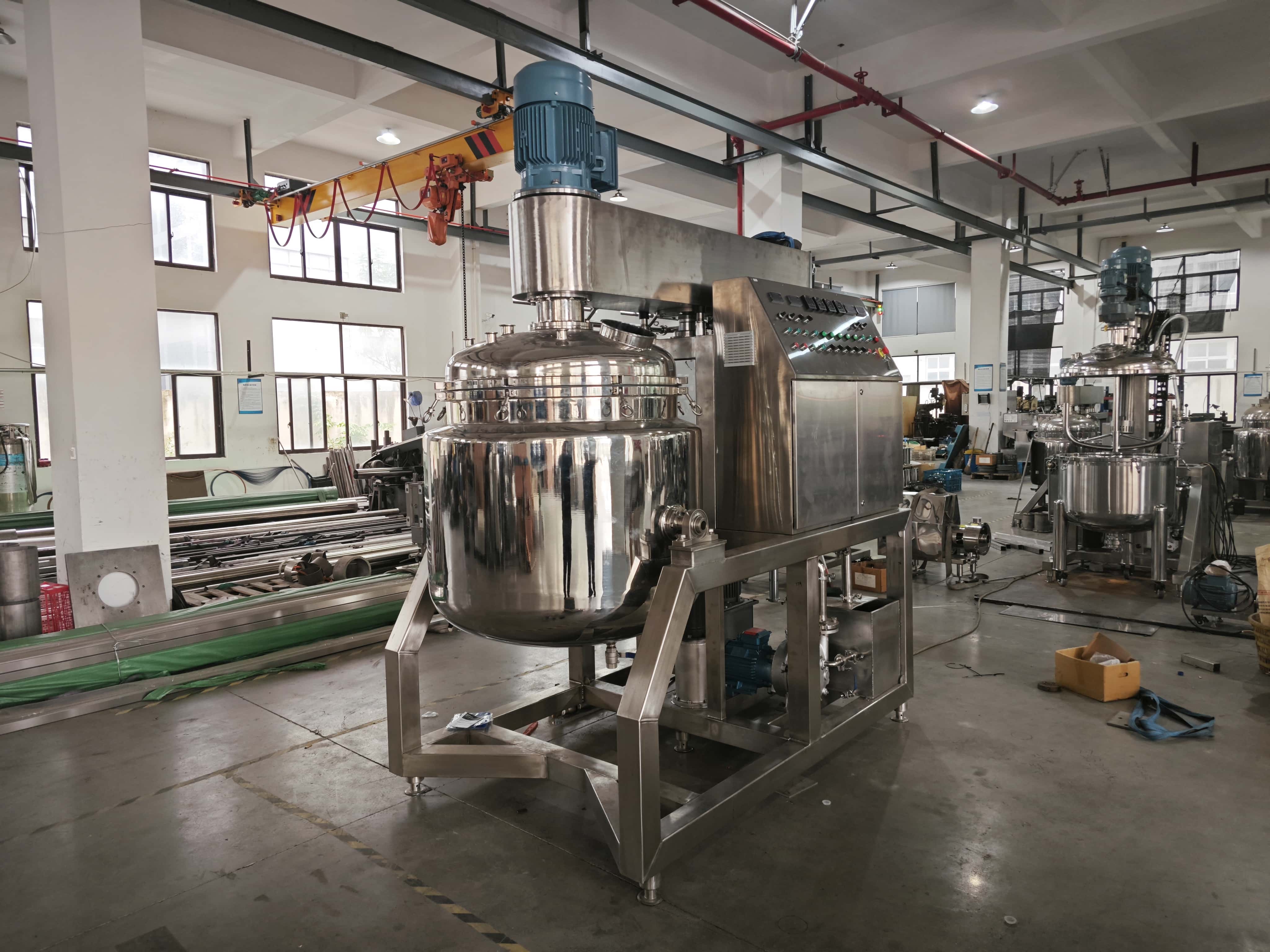 Lift-Type Wall-Scraping Mixing and Emulsifying Tank
