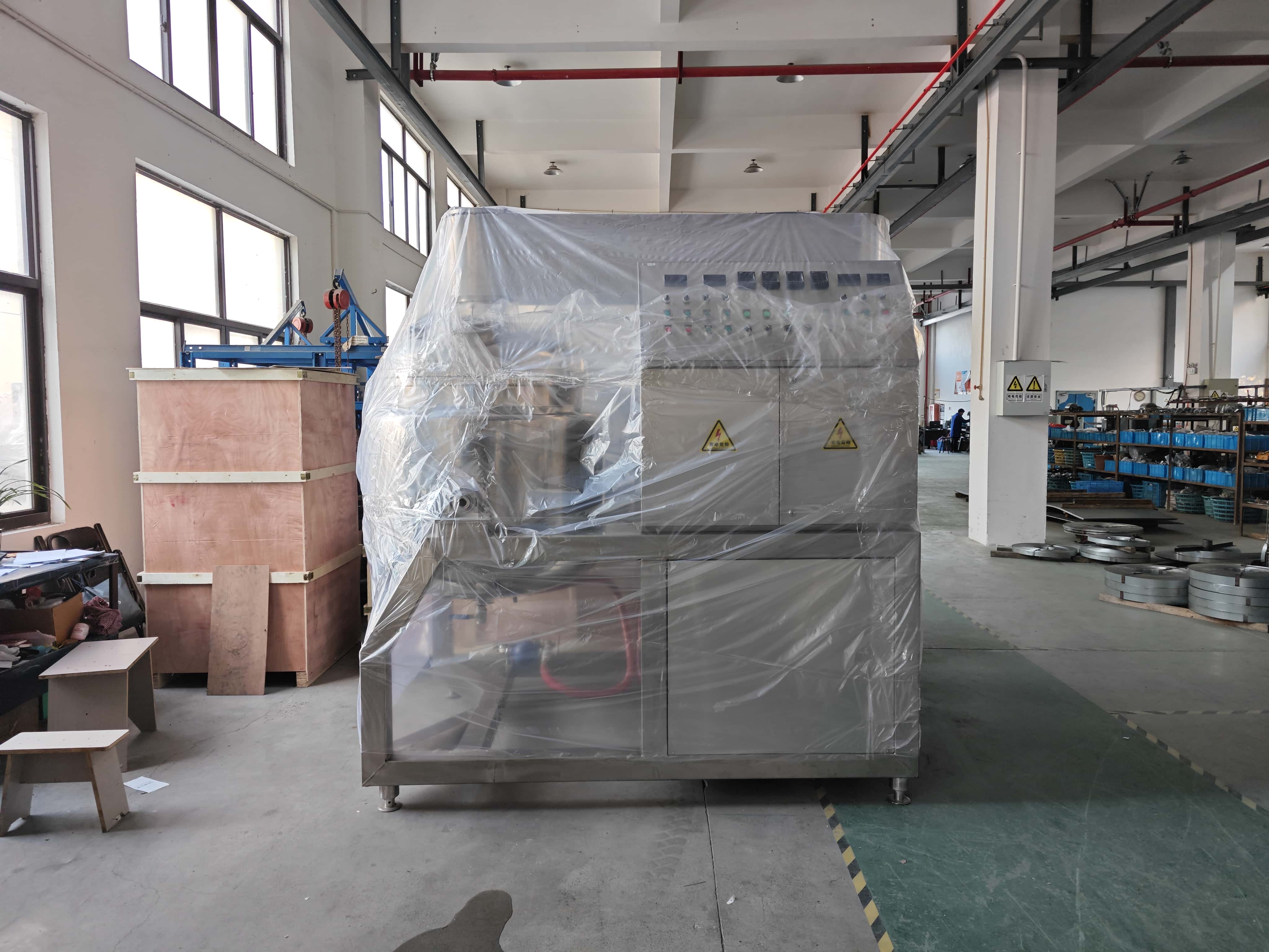 Lift-Type Wall-Scraping Mixing and Emulsifying Tank