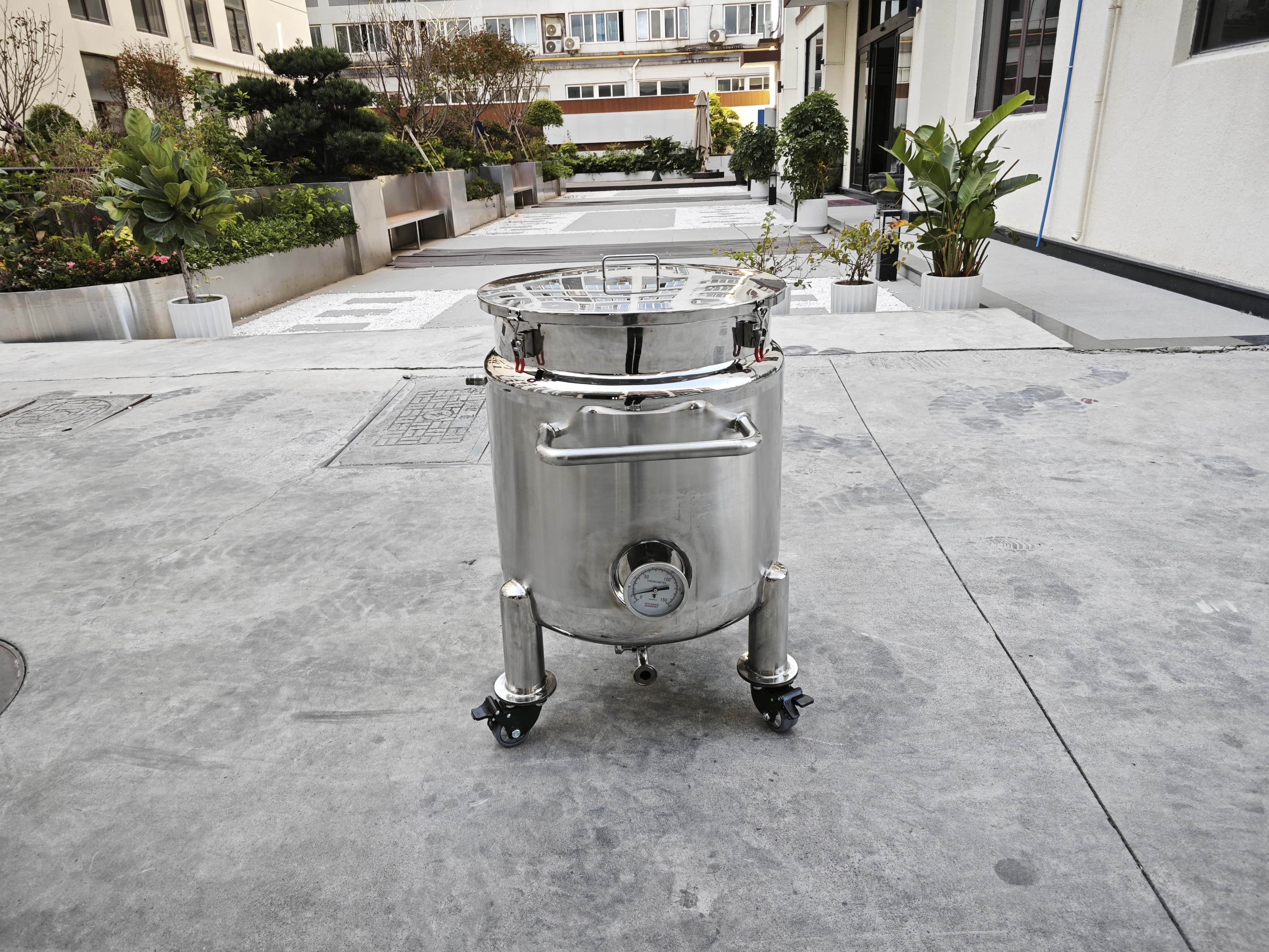 Mobile Round Stainless Steel Storage Tank with Thermometer
