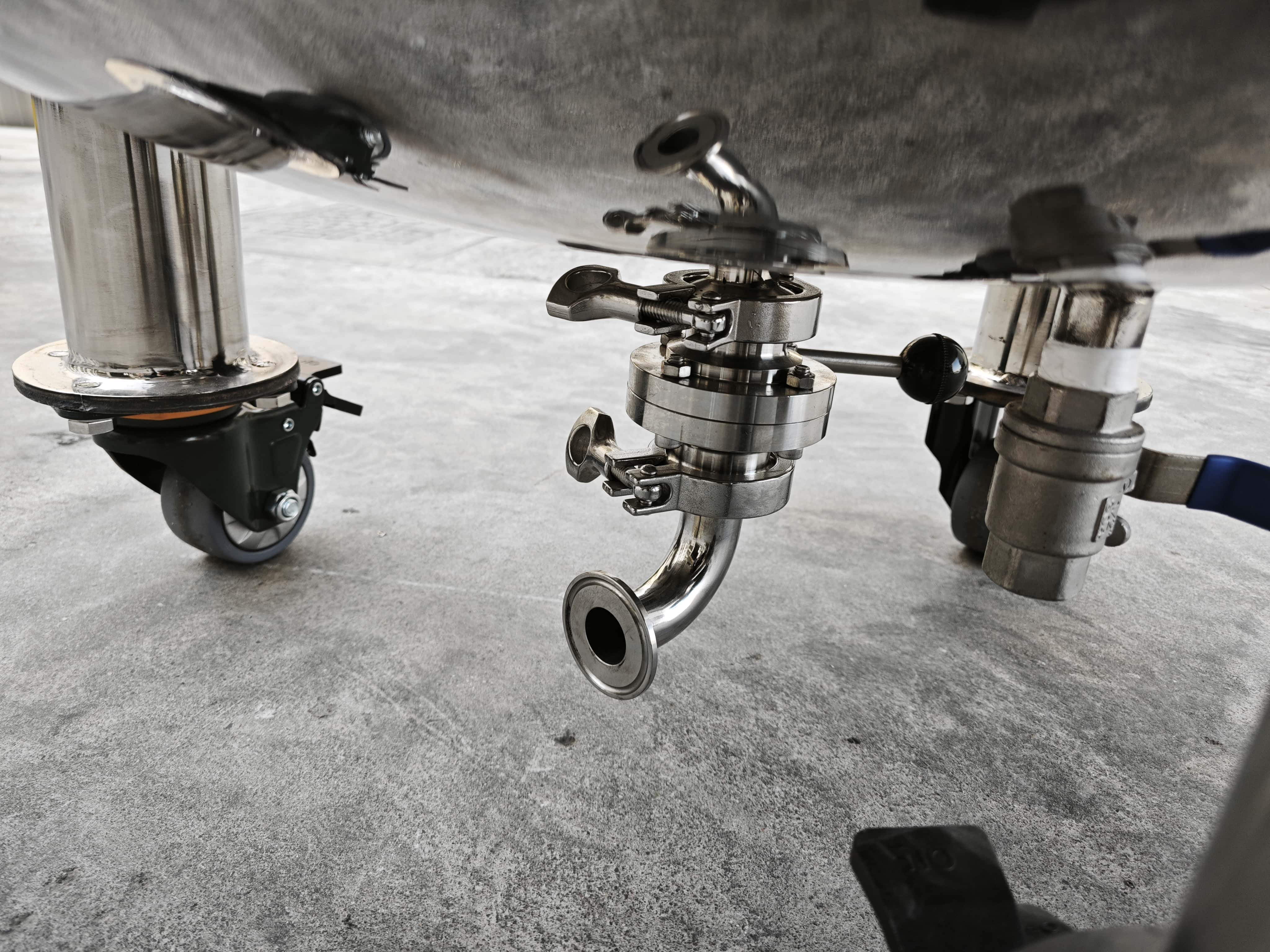 Mobile Round Stainless Steel Storage Tank with Thermometer