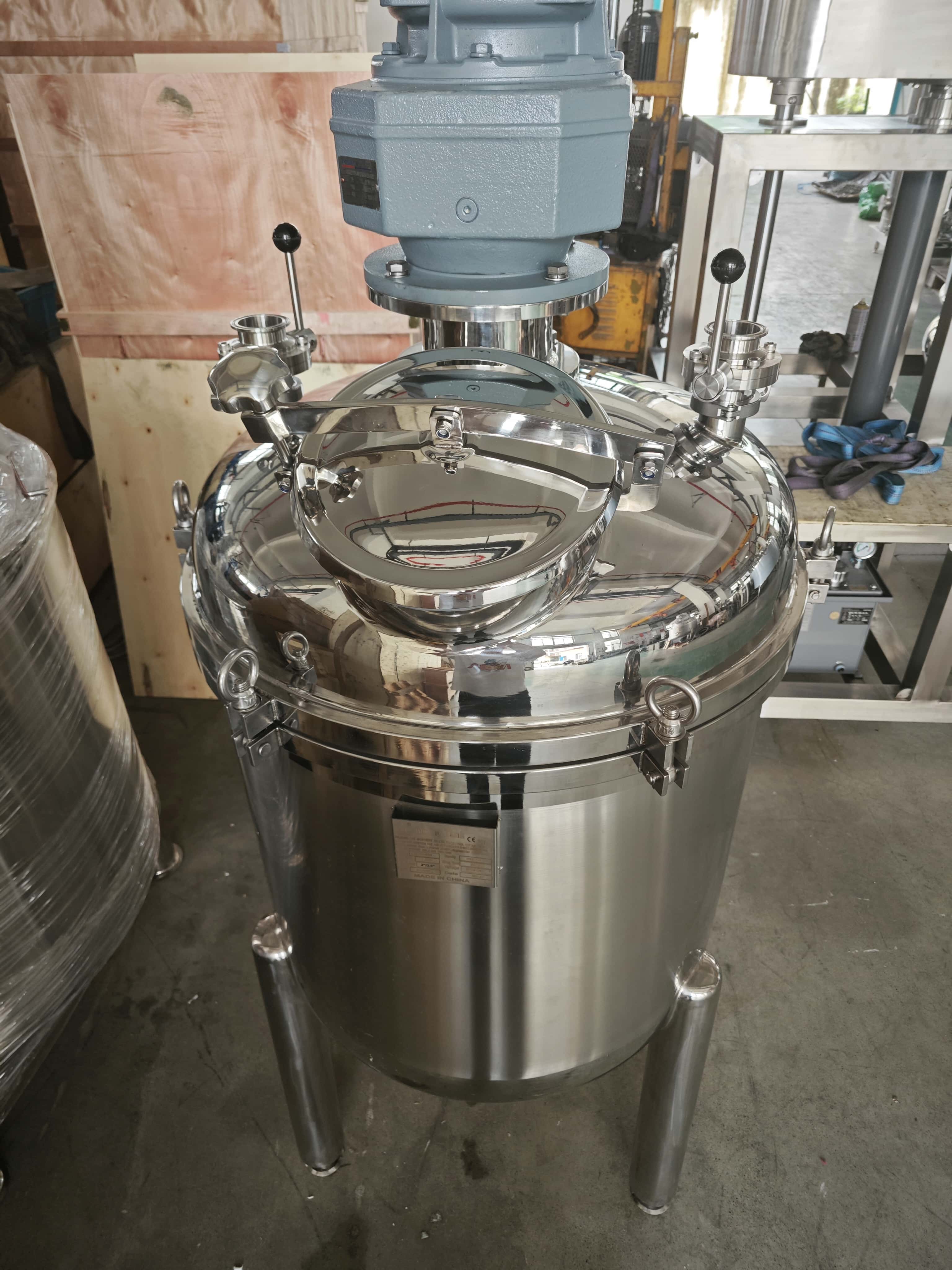 Paddle-type Porous Stirred Tank
