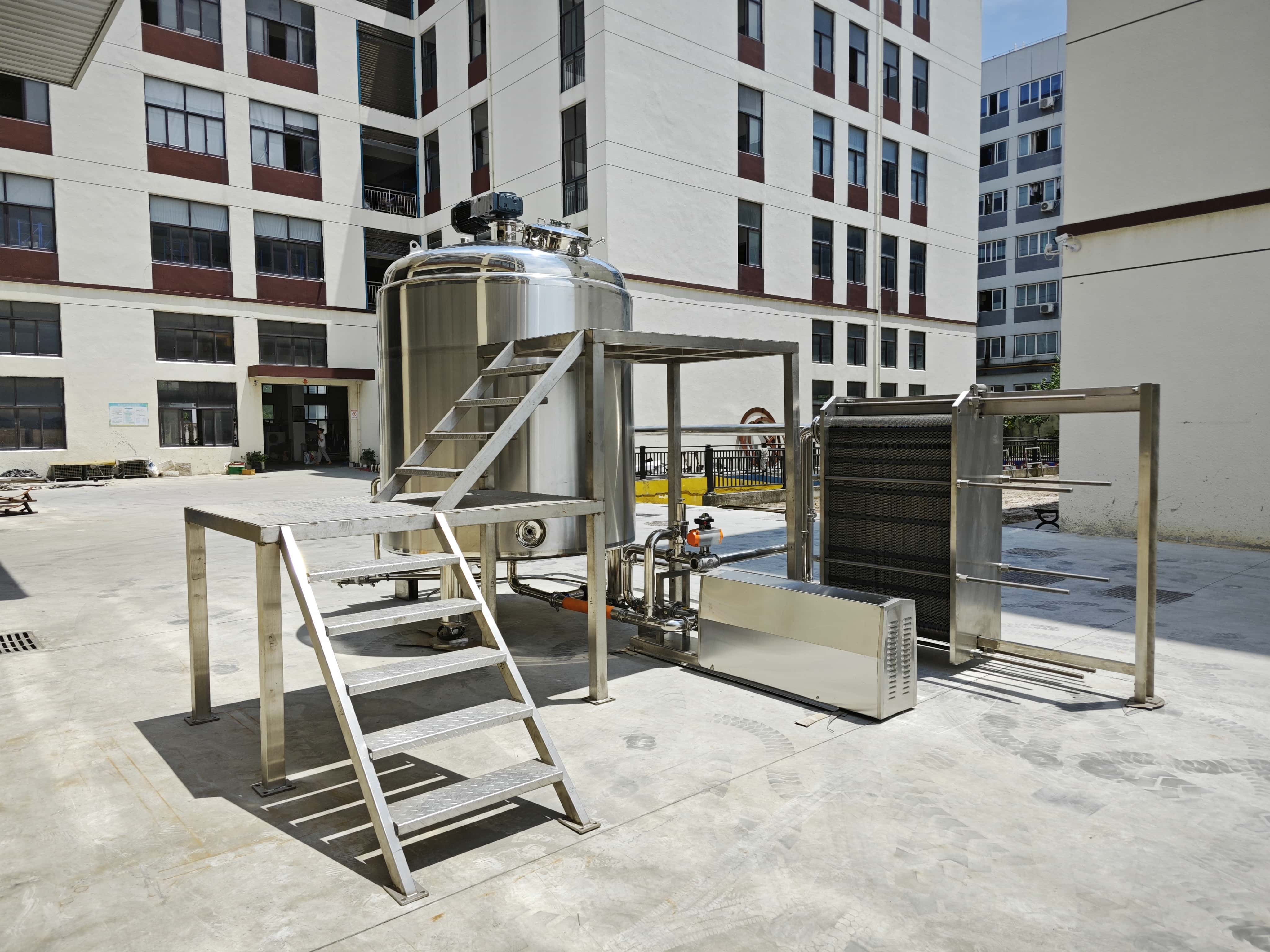 Radial Mixing System with Heat Exchanger and Screw Pump