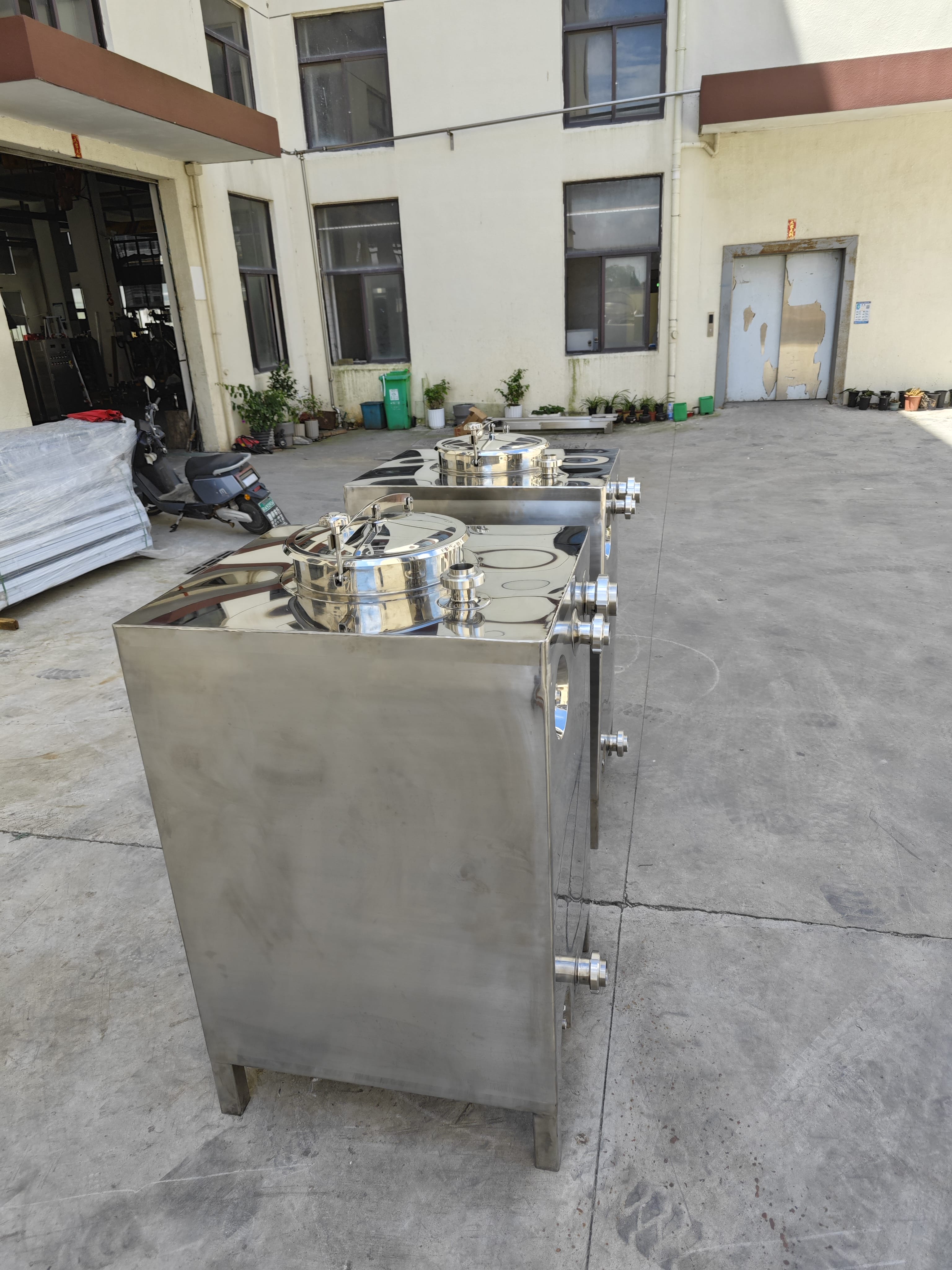 Square Stainless Steel Storage Tank with Three Front Connections