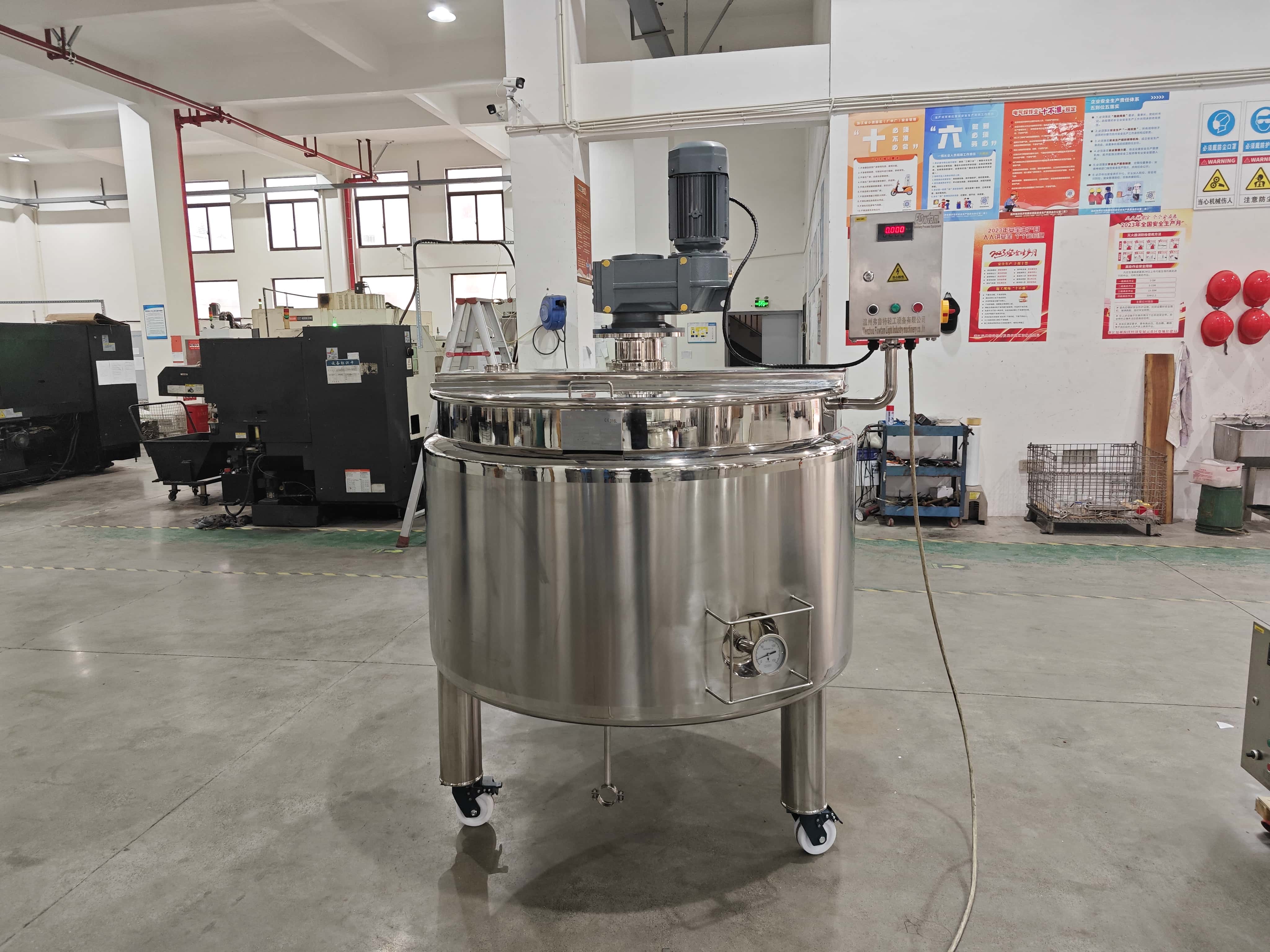 Steam-heated Mixing Tank With Wall-scraping Agitator