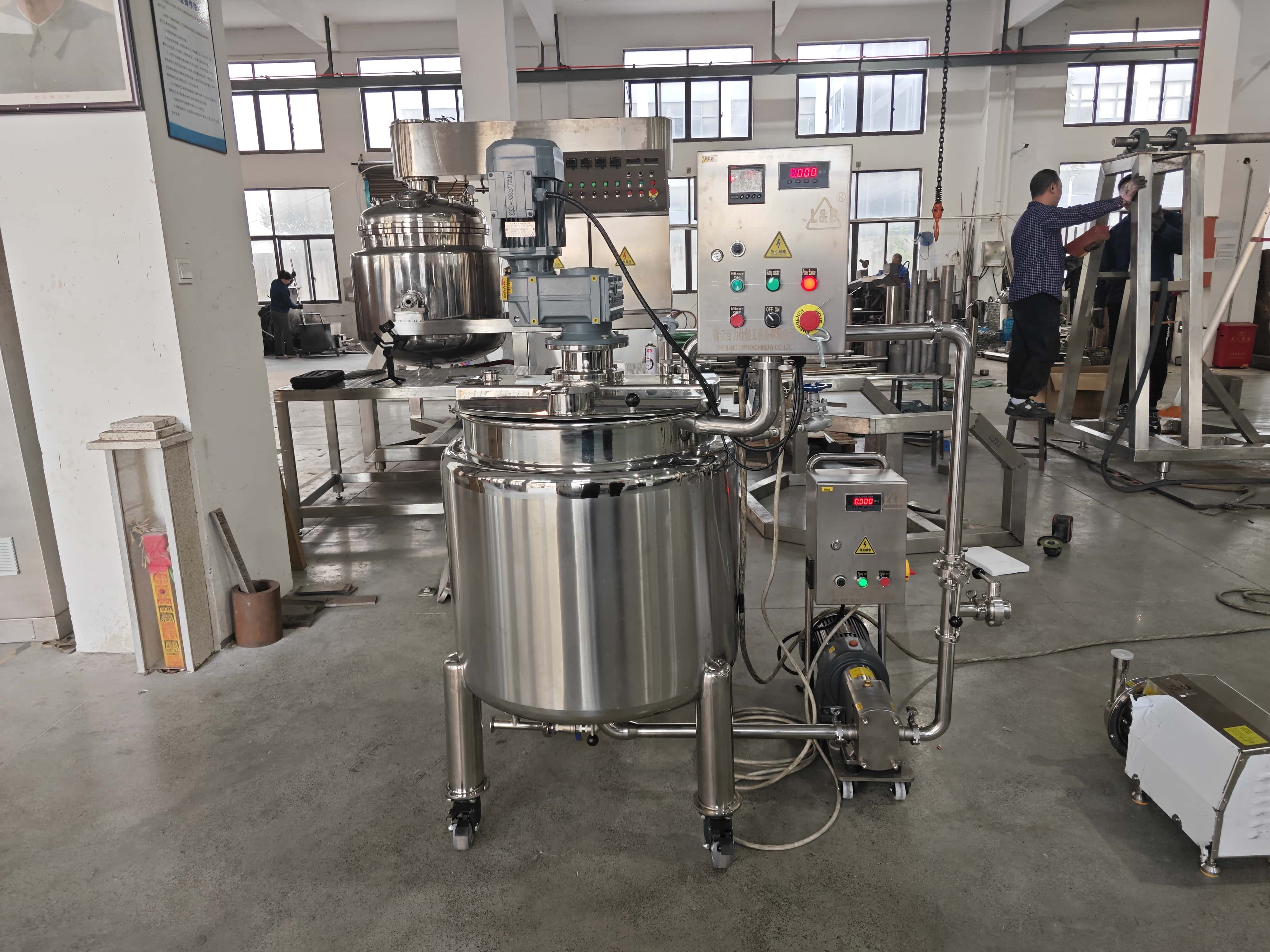 Wall-Scraping Mixing Tank with Rotary-Lobe Pump