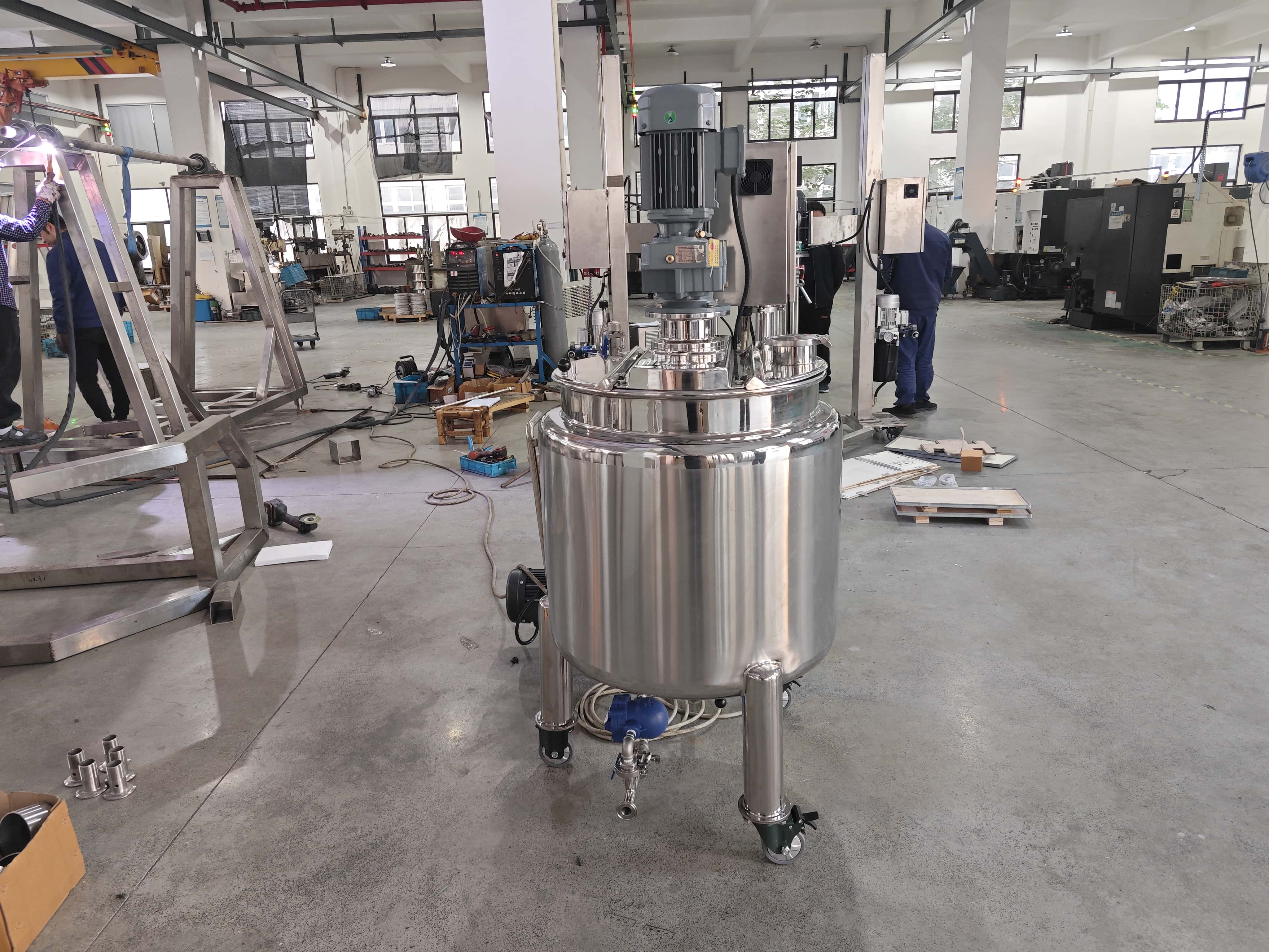 Wall-Scraping Mixing Tank with Rotary-Lobe Pump