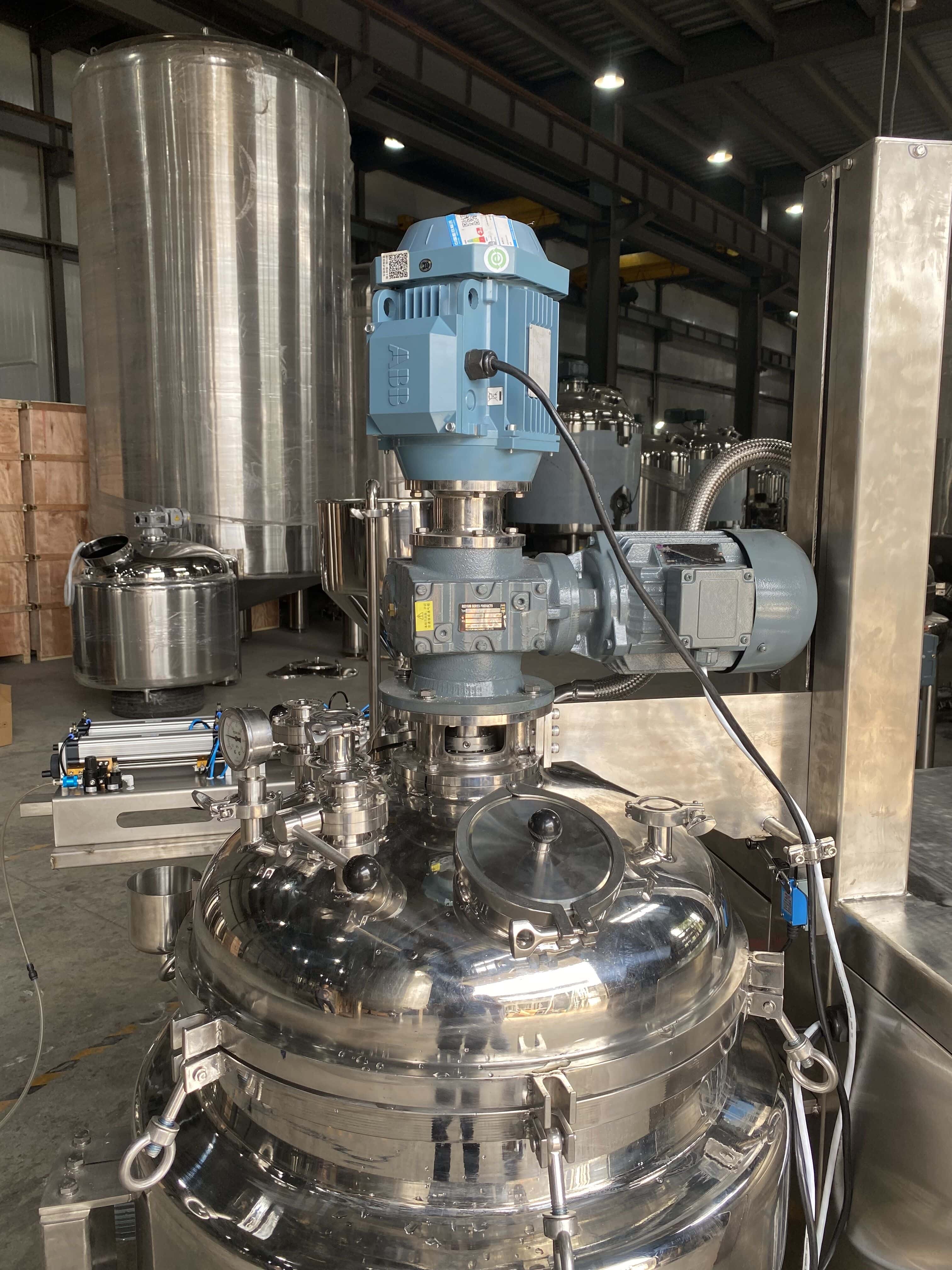 Wall-Scraping Mixing Tank with Rotary-Lobe Pump and Filling Machine