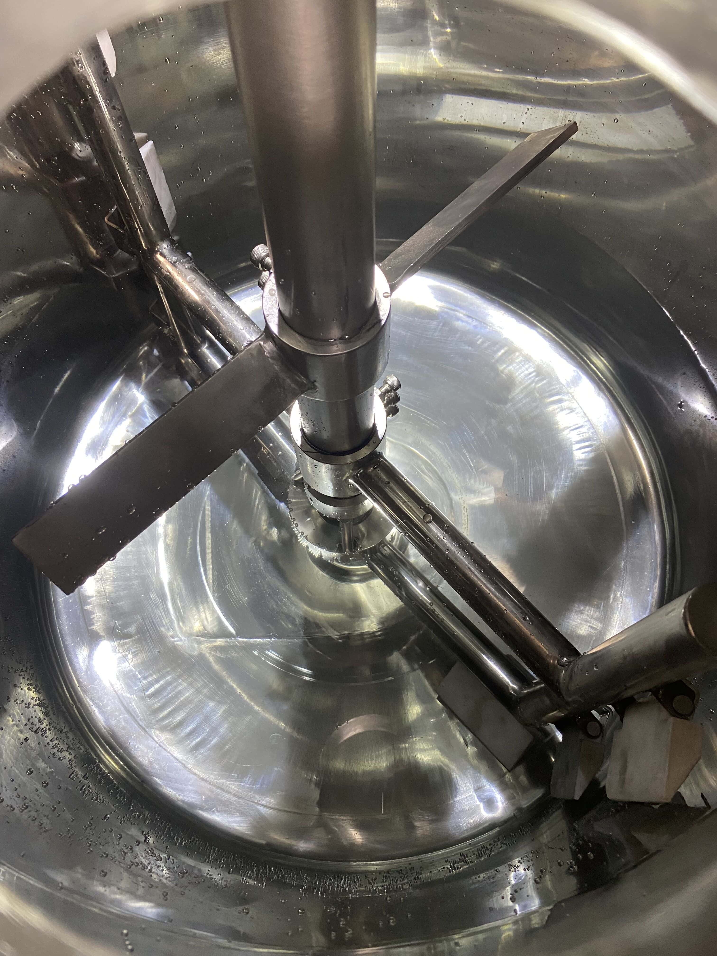 Wall-Scraping Mixing Tank with Rotary-Lobe Pump and Filling Machine