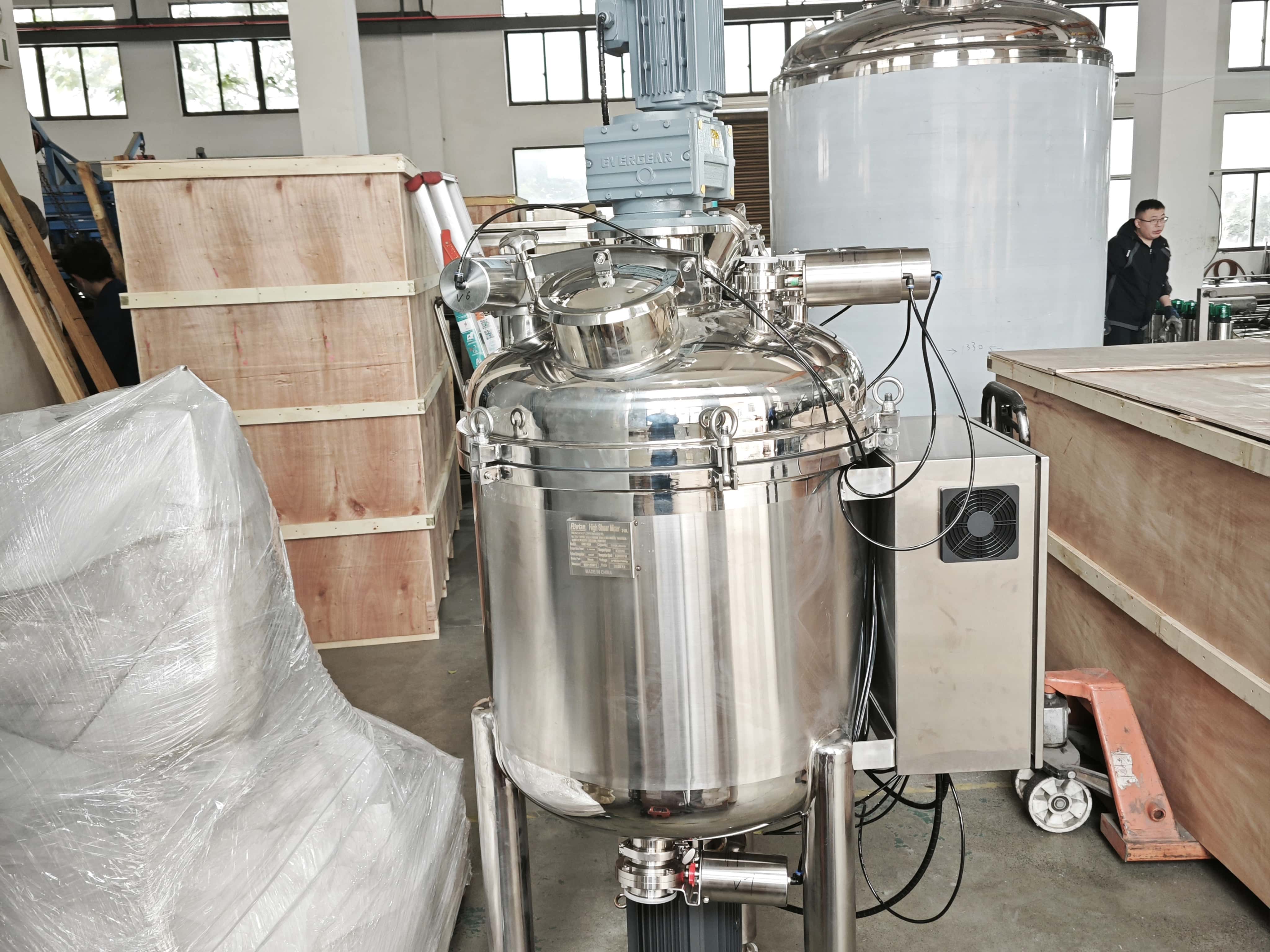 Wall-Scraping Tank with Bottom Emulsifier