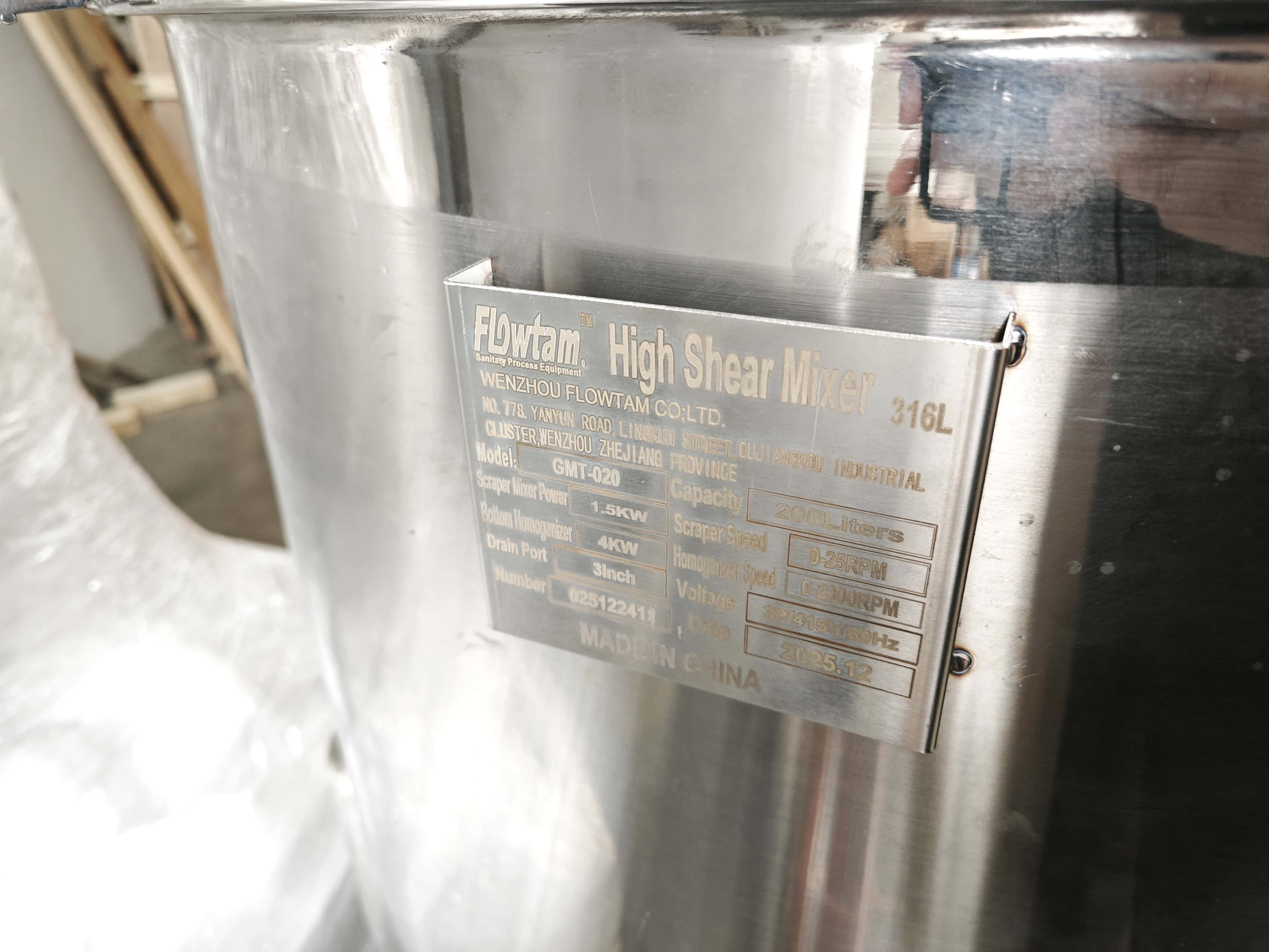 Wall-Scraping Tank with Bottom Emulsifier
