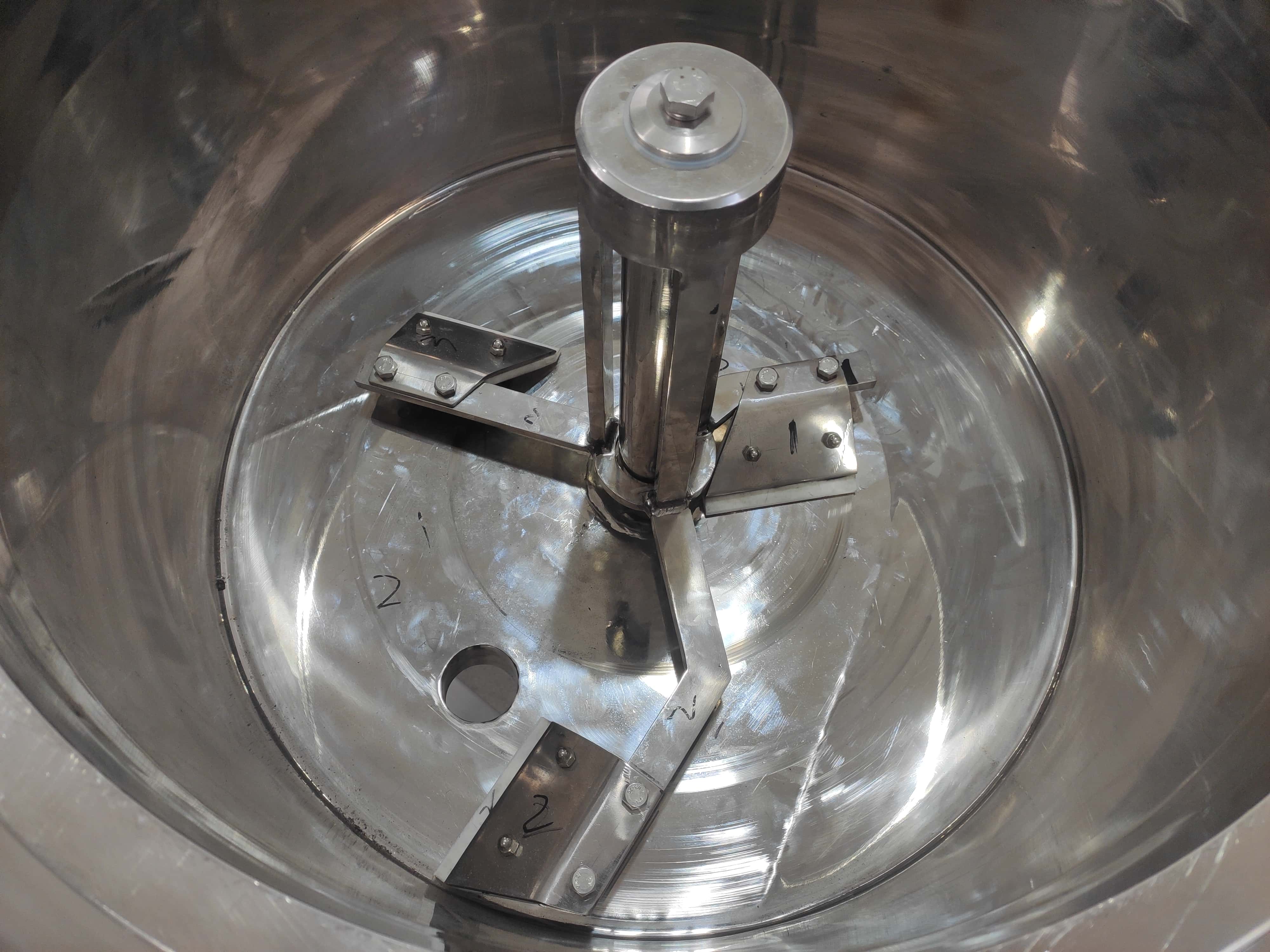 Jacketed Kettle with Bottom-Scraping Agitator